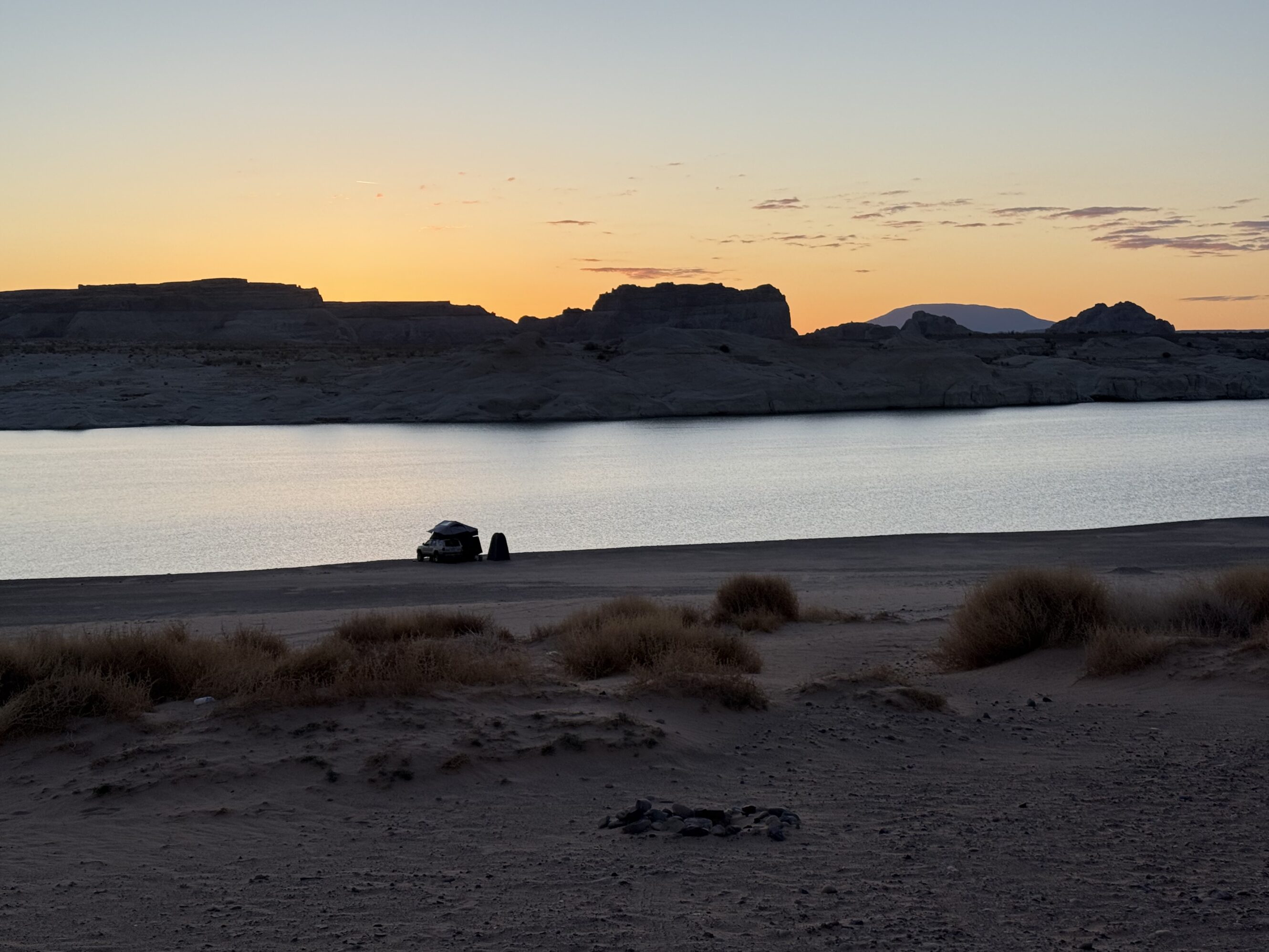 Plaża Lone Rock to kultowe miejsce dla camperów. Wystarczy wjechać na piasek i zaparkować kilka metrów od wody.
Wieczorem nie potrzeba muzyki — wystarczy plusk fal i świerszcze grające solo pod gwiazdami. 🌌