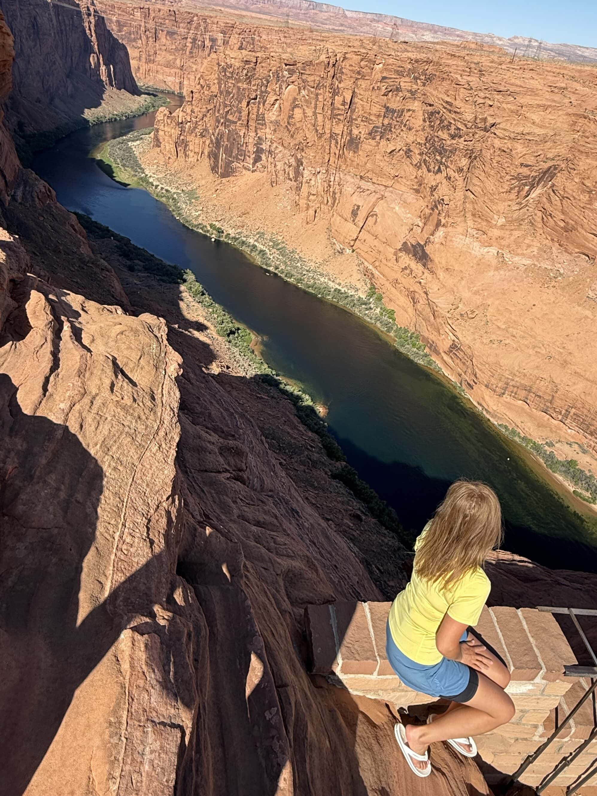 Tu wysoko, a ja wciąż szukam Wi-Fi 😅 Z tego punktu widać rzekę Kolorado, która przez miliony lat rzeźbiła ten krajobraz. Aż trudno uwierzyć, że to samo źródło wody, które daje życie Dolinie Śmierci i zasilą tamę Glen Canyon — wszystko łączy się w jeden niesamowity system natury i inżynierii. 🌍