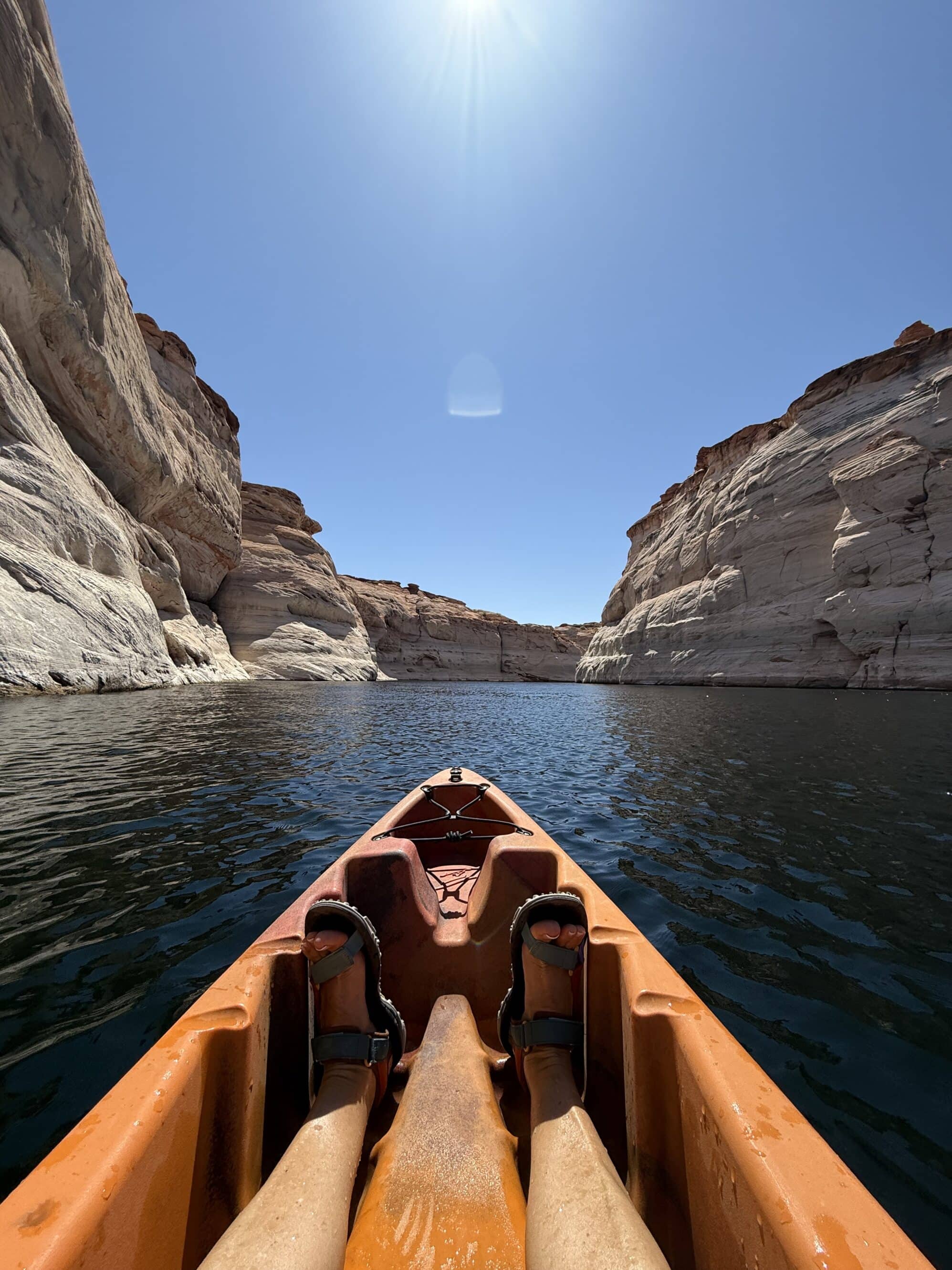 Na tym odcinku woda jest spokojna jak lustro. Wystarczy przestać wiosłować, by poczuć absolutną ciszę — tylko ty, echo i ciepły oddech pustyni.