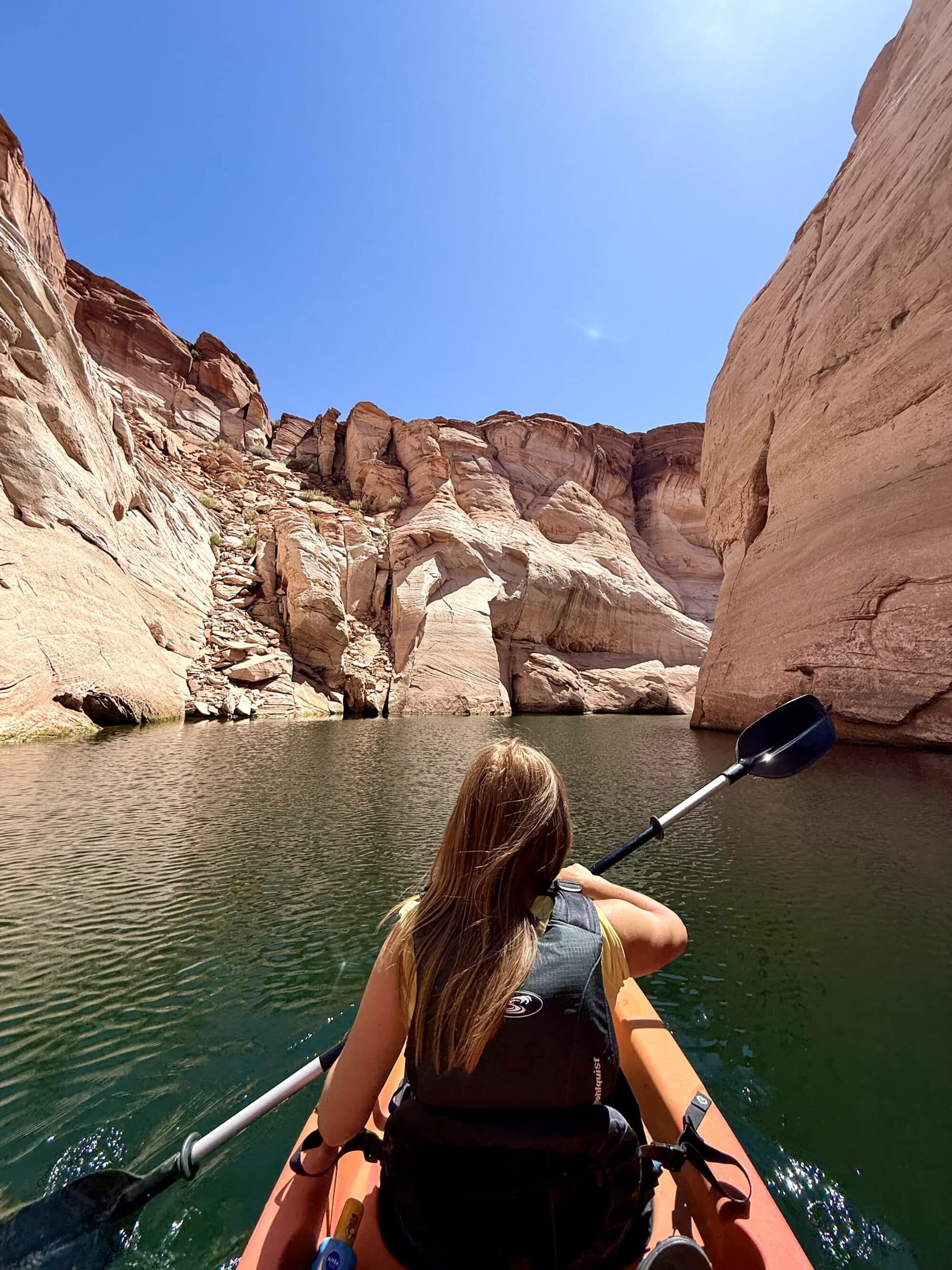 Gdy Google Maps mówi: skręć w lewo do kanionu😅 To właśnie tutaj zaczyna się wodna droga do Antelope Canyon. Z każdą minutą skały zbliżają się coraz bardziej, a echo odbija się od ścian jak w naturalnej katedrze.
