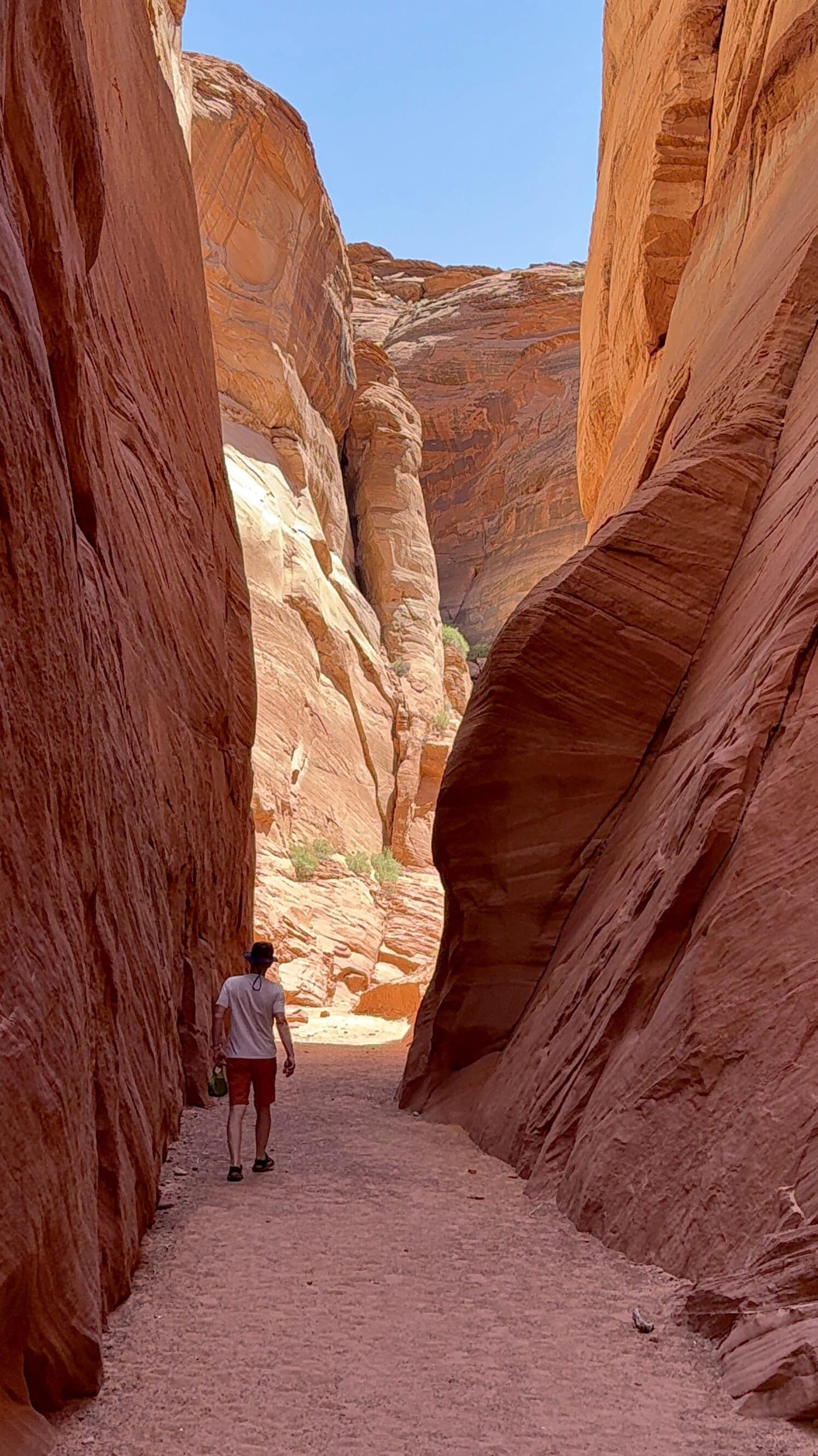 W głębi kanionu piasek tłumi każdy krok. Słychać tylko echo własnych myśli — i to uczucie, że jesteś w miejscu, gdzie czas stanął w miejscu.