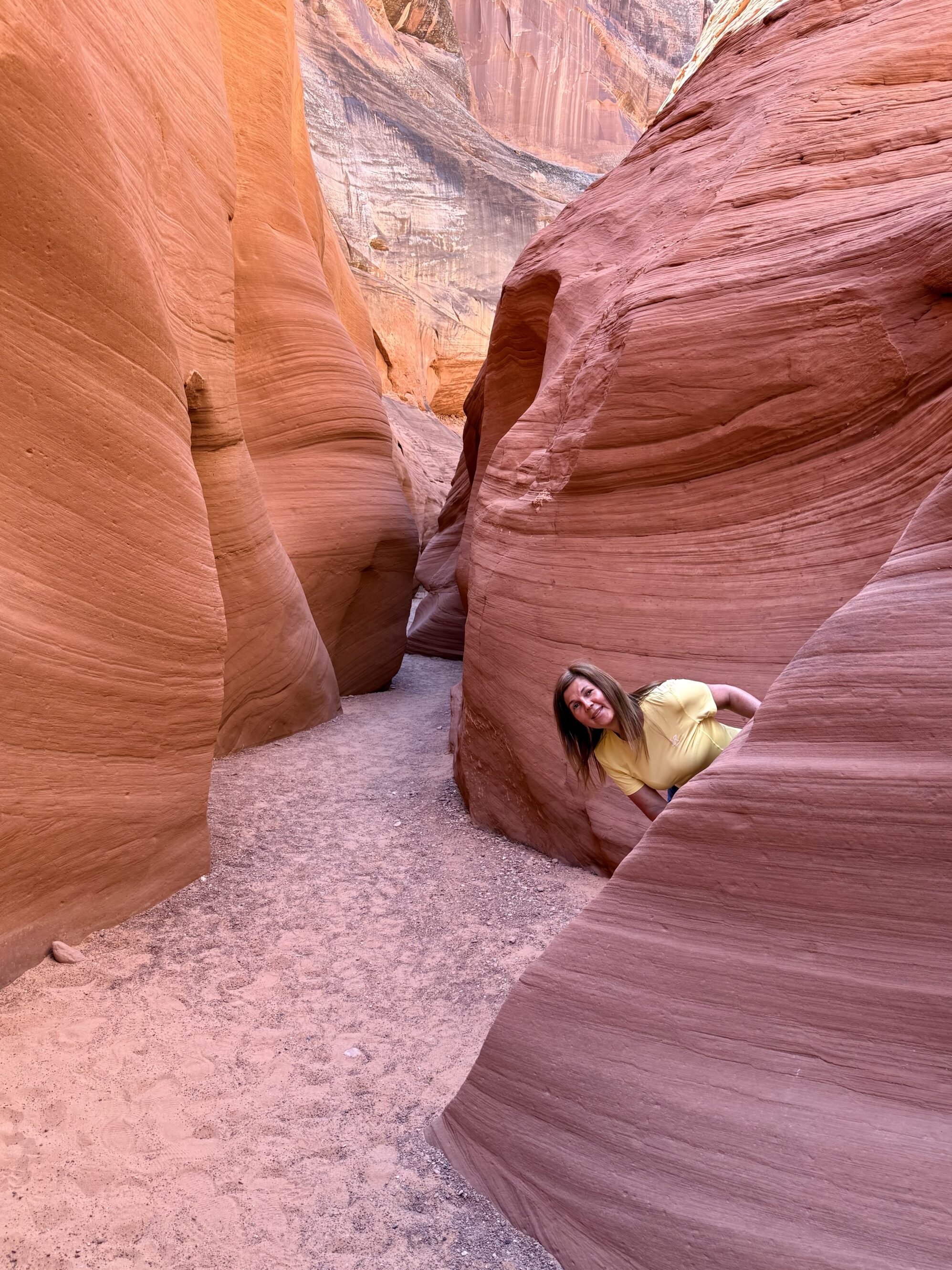 Zgadnij, kto pierwszy wyszedł z wody 😜 Na końcu wodnego odcinka zaczyna się suchy szlak — piesze wejście do kanionu Antelope. To ta sama magia, tylko od strony jeziora.