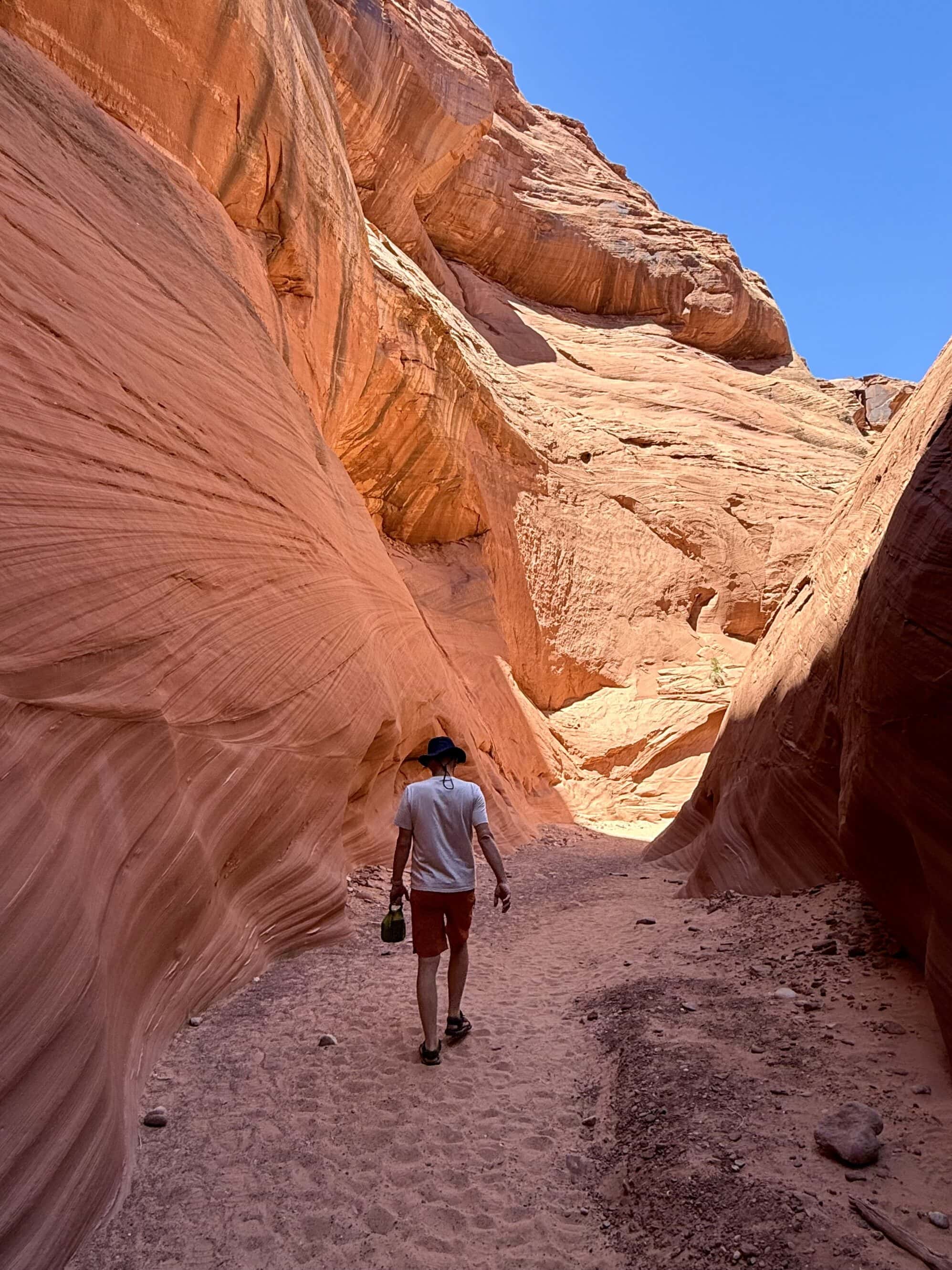 Jeszcze kawałeczek... czyli kilometr 😅 Słońce tańczy po ścianach, a każda warstwa piaskowca ma inny odcień. Kanion Antelope wygląda tu zupełnie inaczej — spokojniejszy, bardziej intymny.
