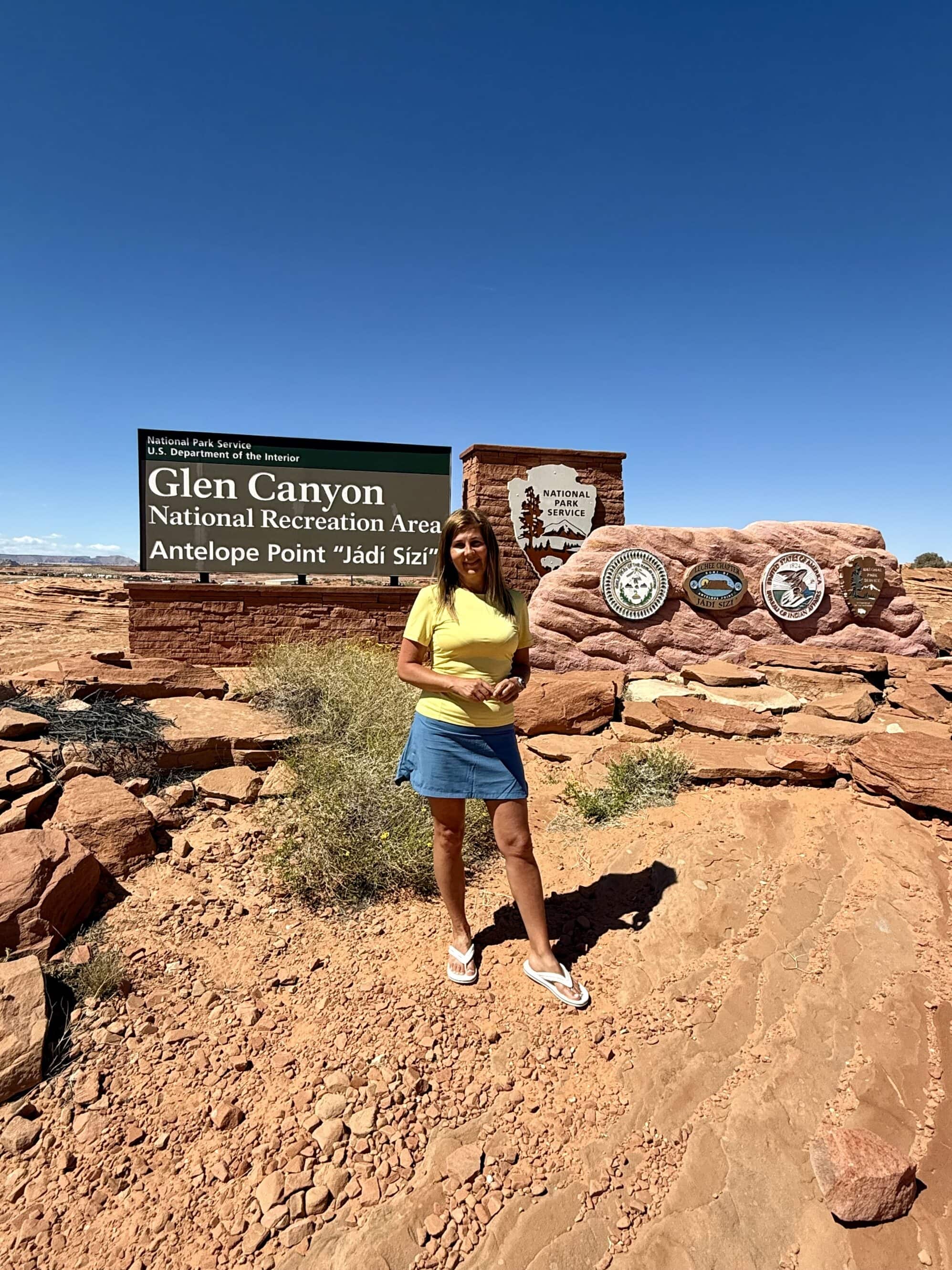 Glen Canyon National Recreation Area to gigantyczny obszar chroniony, obejmujący jezioro Powell i jego otoczenie.
To jedno z niewielu miejsc, gdzie możesz dosłownie stać na granicy pustyni i oceanu — tylko że oba są z piasku. 🌵🌊