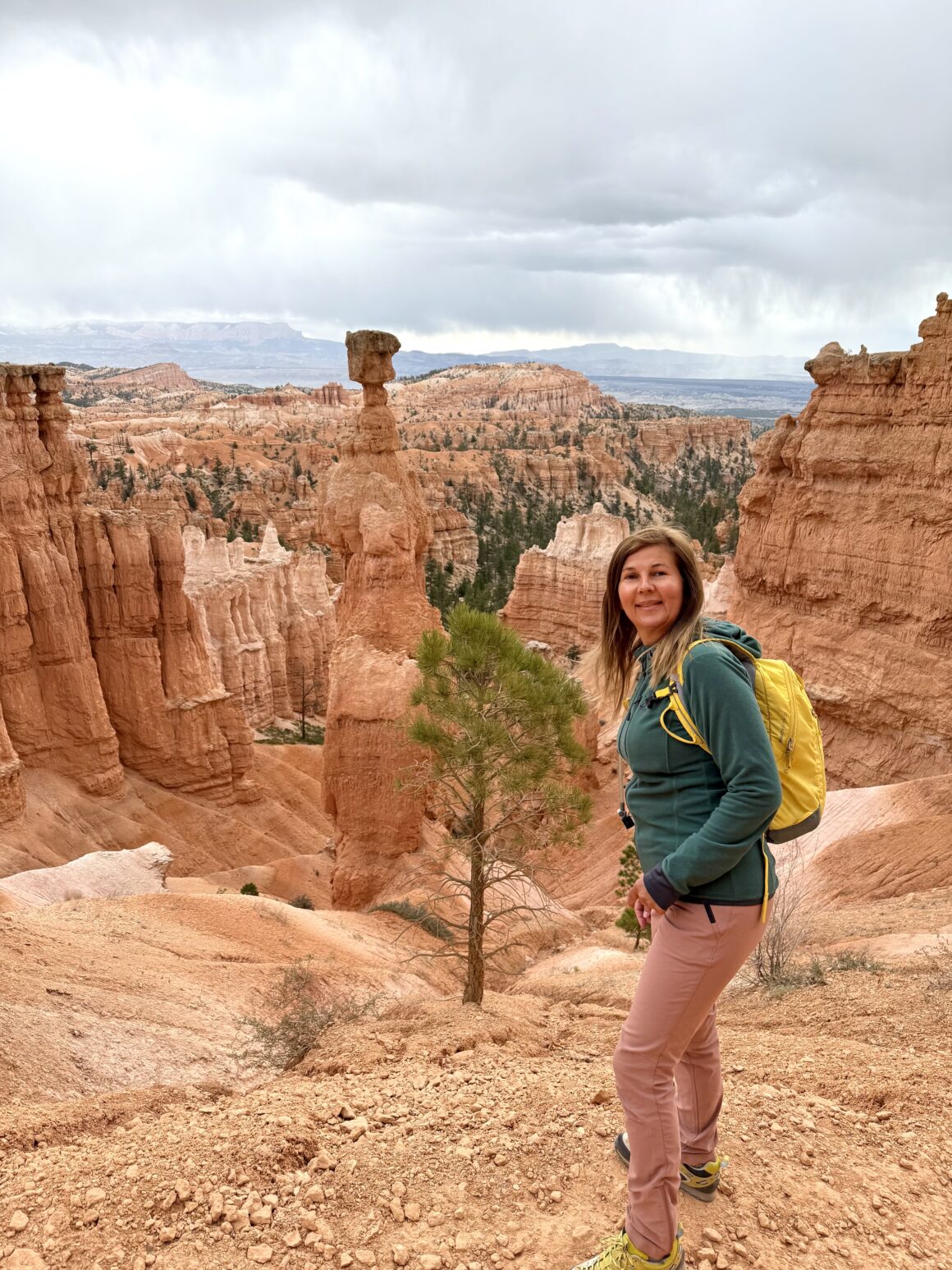 Zgubiłam się między marchewkami! 🥕 Hoodoos – pomarańczowe wieże, które powstały z kaprysów natury. Każda z nich ma swoją osobowość i własny cień.