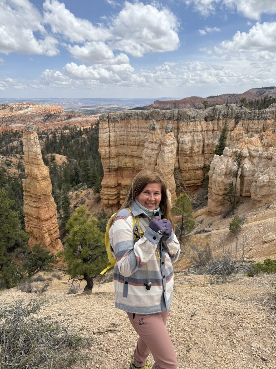 Złapałam wiatr w kurtkę i zachwyt w oczy! 🌬️ Pogoda w Bryce zmienia się szybciej niż emocje — i każda zmiana ma swój urok.