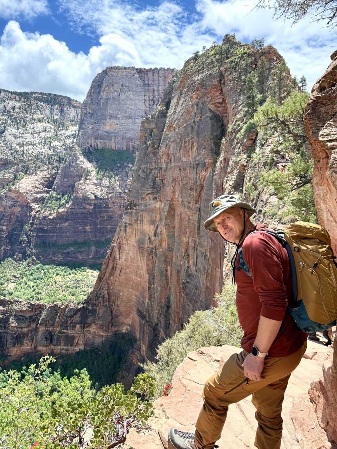 1765 m n.p.m., a pod nami pół kilometra powietrza. Tu adrenalina miesza się ze spokojem – dziwny duet, który działa idealnie.