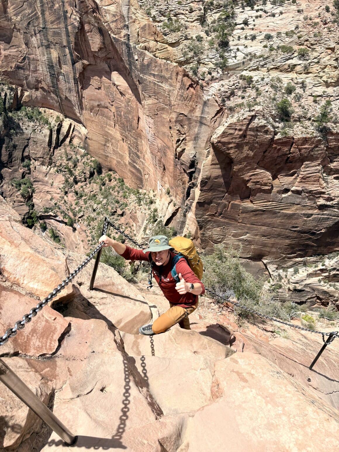 Tu nawet zejście wygląda jak scena z filmu. Kroki w rytmie wiatru, dłonie na metalu, a pod stopami pół świata.