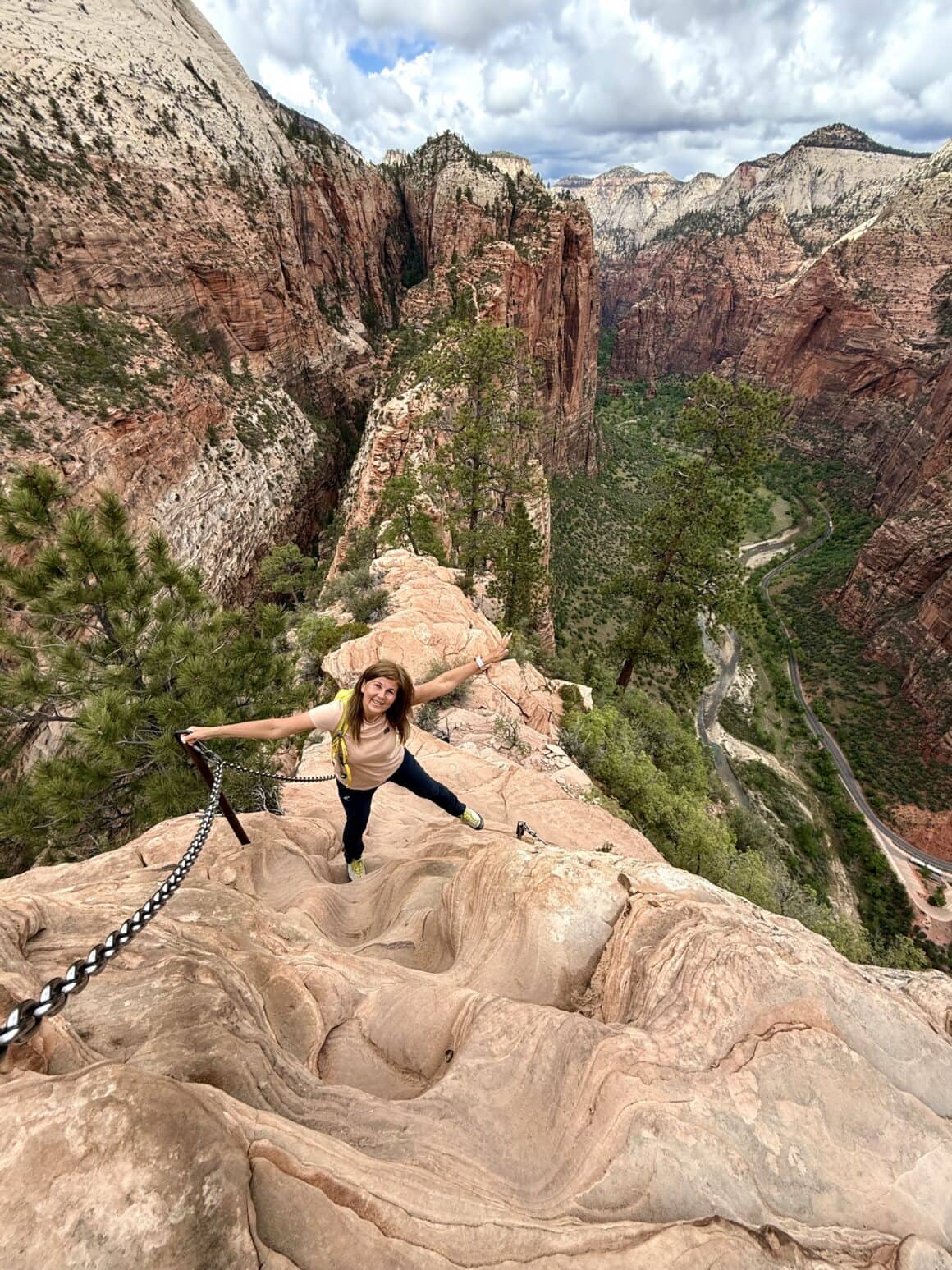 Pierwsze metry po łańcuchach i już wiadomo – Zion nie ma konkurencji. To nie wspinaczka, to spektakl w 4K, tylko że na żywo.