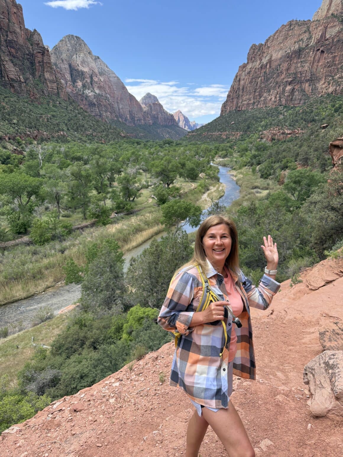 Pierwsze spotkanie z doliną Zion – i przepadłam! 😍 Widok na całą dolinę to moment, w którym człowiek naprawdę milknie. Czerwone ściany, zieleń w dole, błękit u góry… i my – malutcy, szczęśliwi, zachwyceni.