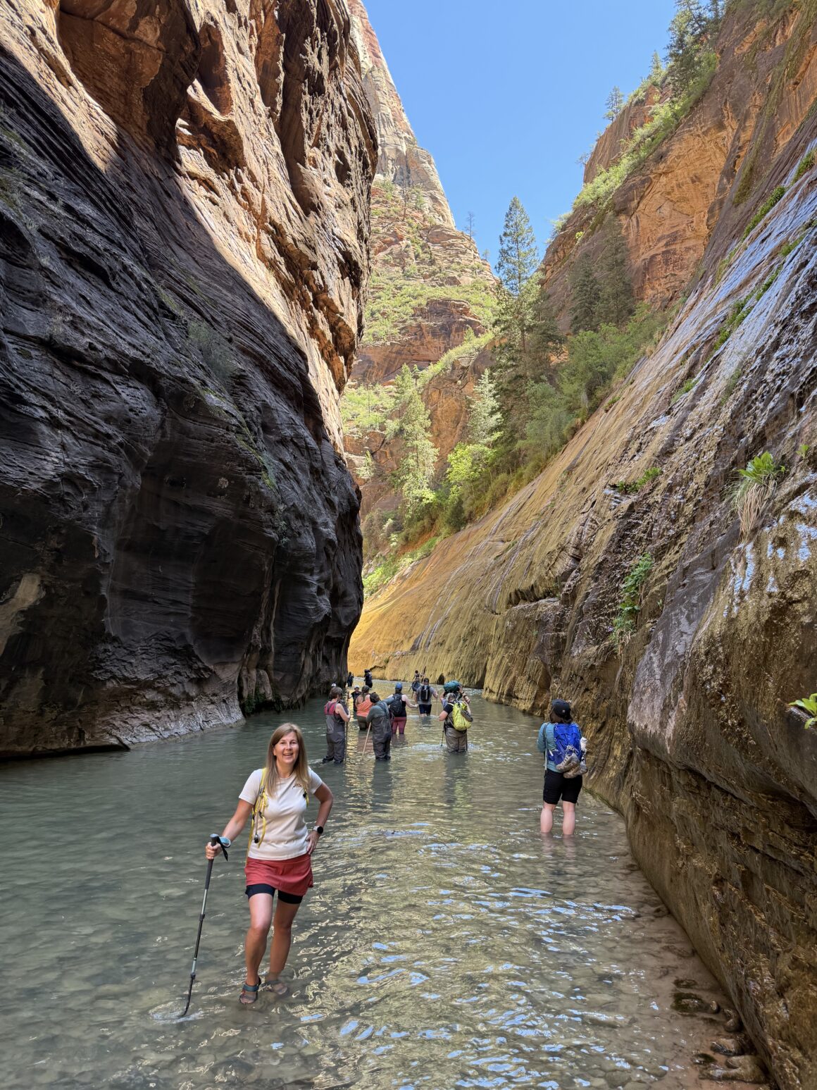 Sucha noga? Tylko w teorii! 🤭 Po kilkunastu minutach wszystko już jedno – czy buty mokre, czy nie. Liczy się tylko to, że właśnie idziesz przez rzekę, między skałami wysokimi jak katedry.