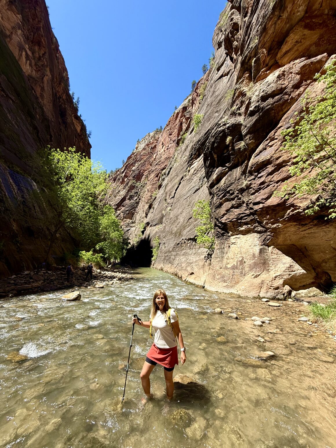 Woda zimna, emocje gorące! 🔥 Rzeka Virgin wygląda niewinnie, ale potrafi zaskoczyć. Każdy krok to negocjacje z kamieniem i własną równowagą.