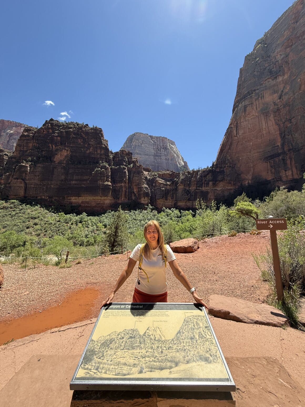 Mapa mówi: dalej! 😅 Każdy ma swój rytuał w parku: jedni czytają tablice, inni wypatrują szlaków, a my – szukamy, gdzie jest najbliższy lunch z widokiem.