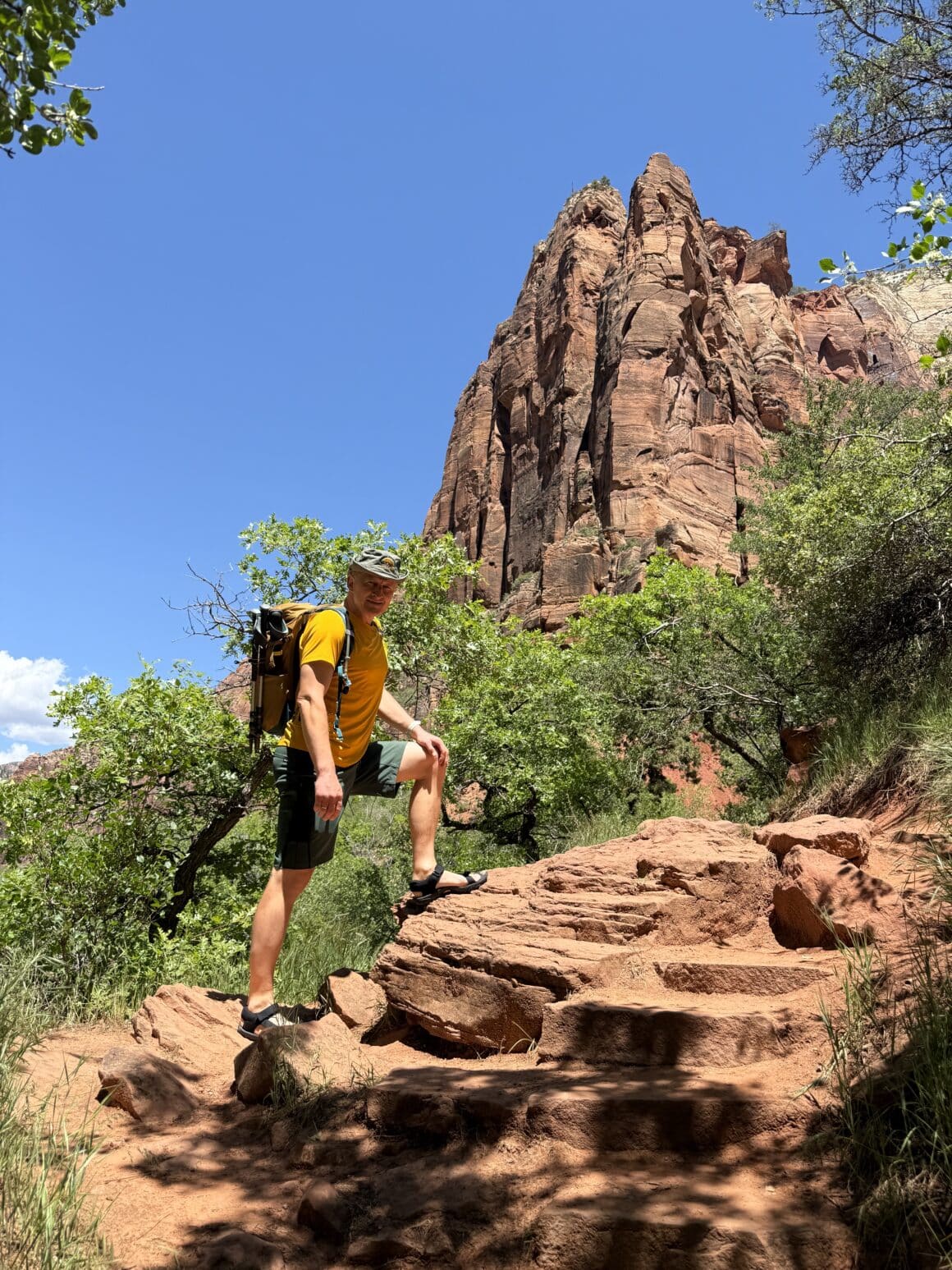 A tu już w akcji – testujemy tlen na wysokości! 🥾 Pierwsze kroki na szlaku to zawsze mieszanka ekscytacji i lekkiego braku kondycji. Ale wystarczy rzut oka na widoki i od razu zapominasz o zadyszce.