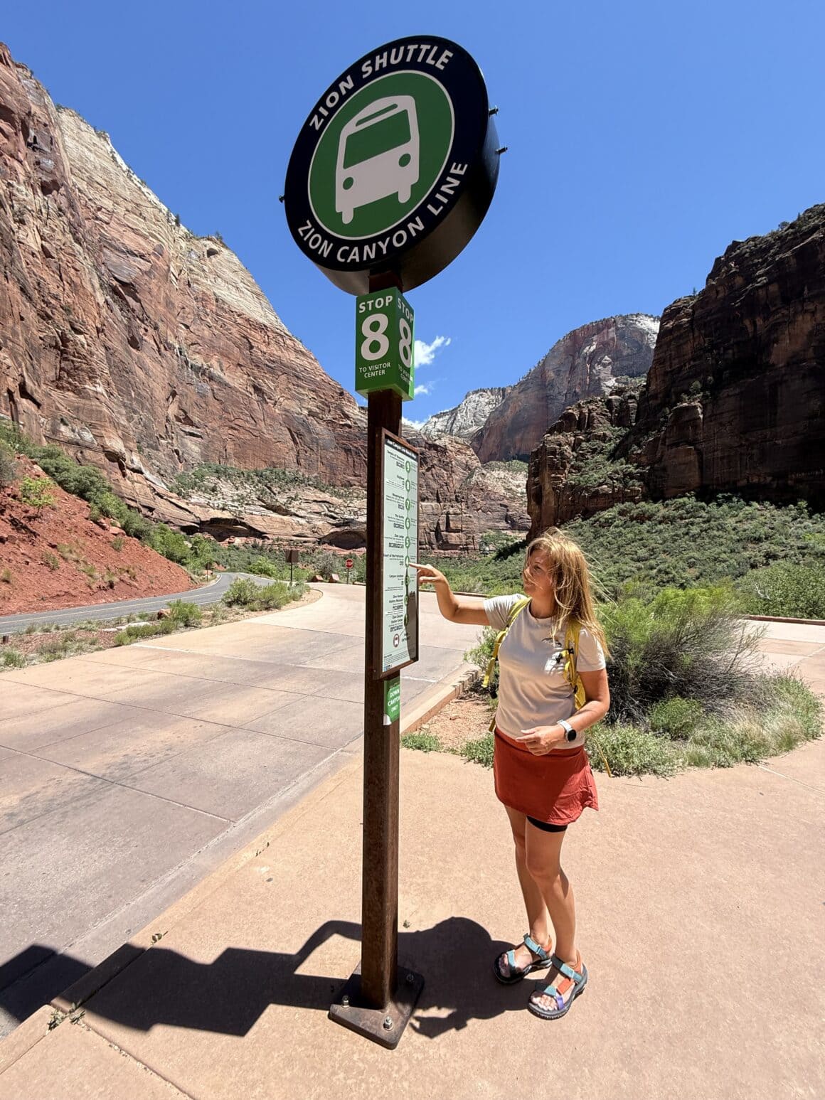 Shuttle w Zion to nie zwykły autobus. Tu każda stacja ma widok, który spokojnie mógłby być pocztówką. Słońce, cisza i ten zapach skał po deszczu.