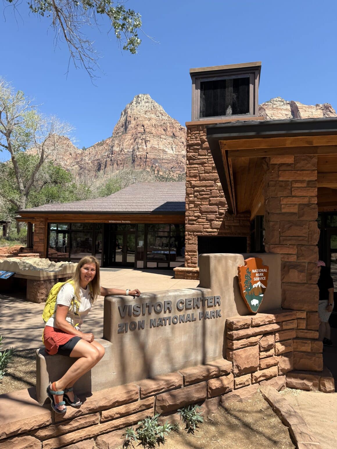 Zaczynamy od tabliczki – jak prawdziwi turyści! 😎 Pierwsze zdjęcie musi być klasyczne. Tablica, uśmiech i to uczucie, że zaraz zaczyna się coś wielkiego. Zion witany z fasonem!