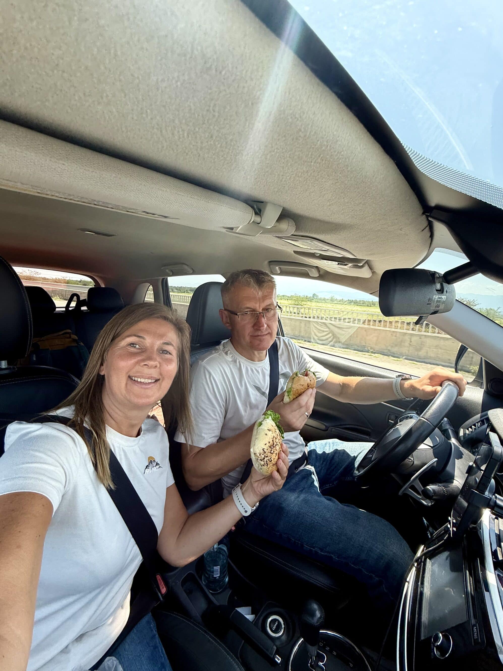 W Gruzji stacje benzynowe są jak małe oazy — kawa, chaczapuri i obowiązkowy przystanek na śmiech. Bo zanim dotrzemy w góry, trzeba coś zjeść… na wszelki wypadek.