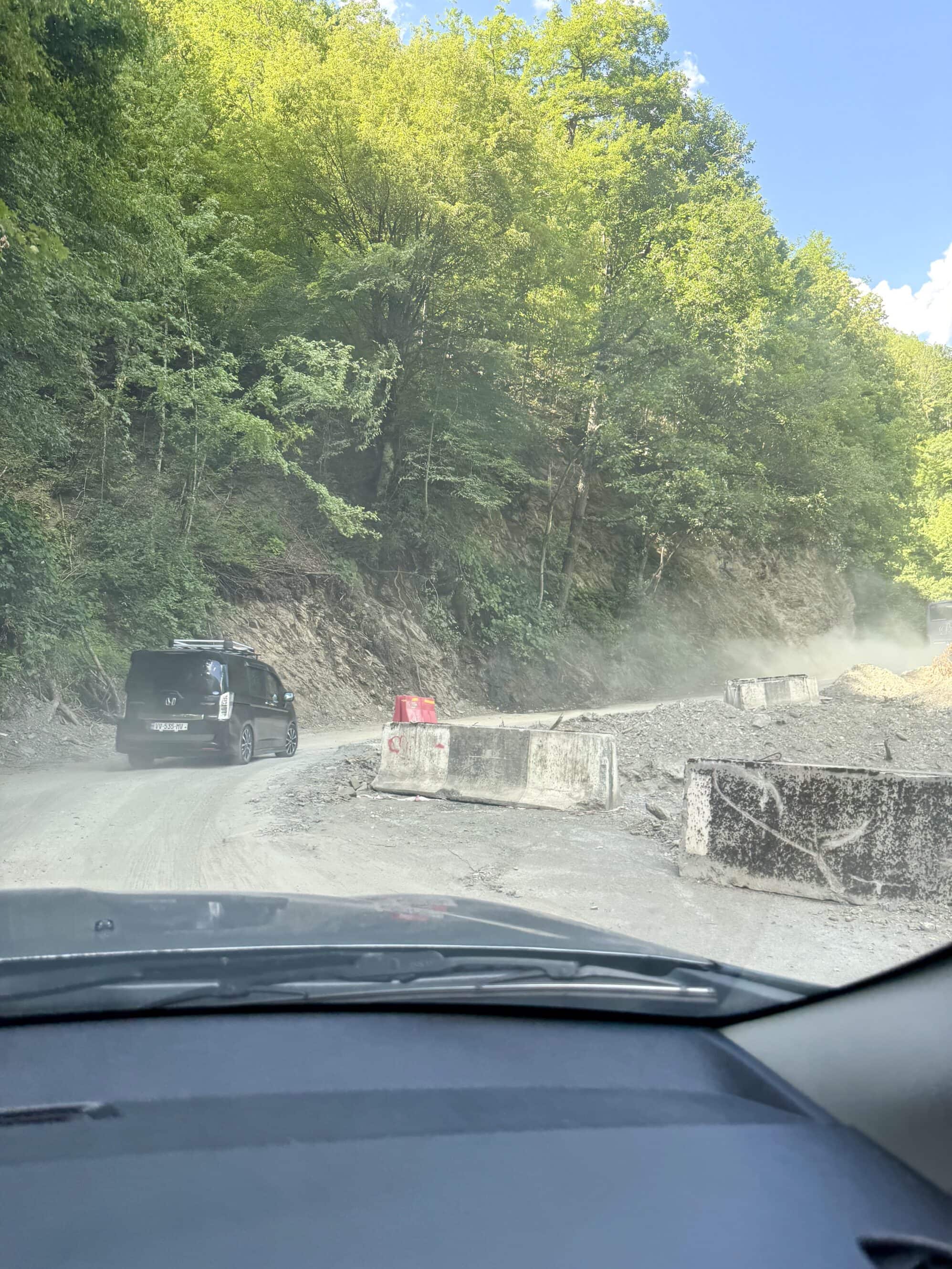 Drogi do Mestii i Mazeri potrafią zaskoczyć — zakręt, przepaść, betonowa bariera i nagle… koniec asfaltu. Ale im gorsza droga, tym lepszy widok za zakrętem.