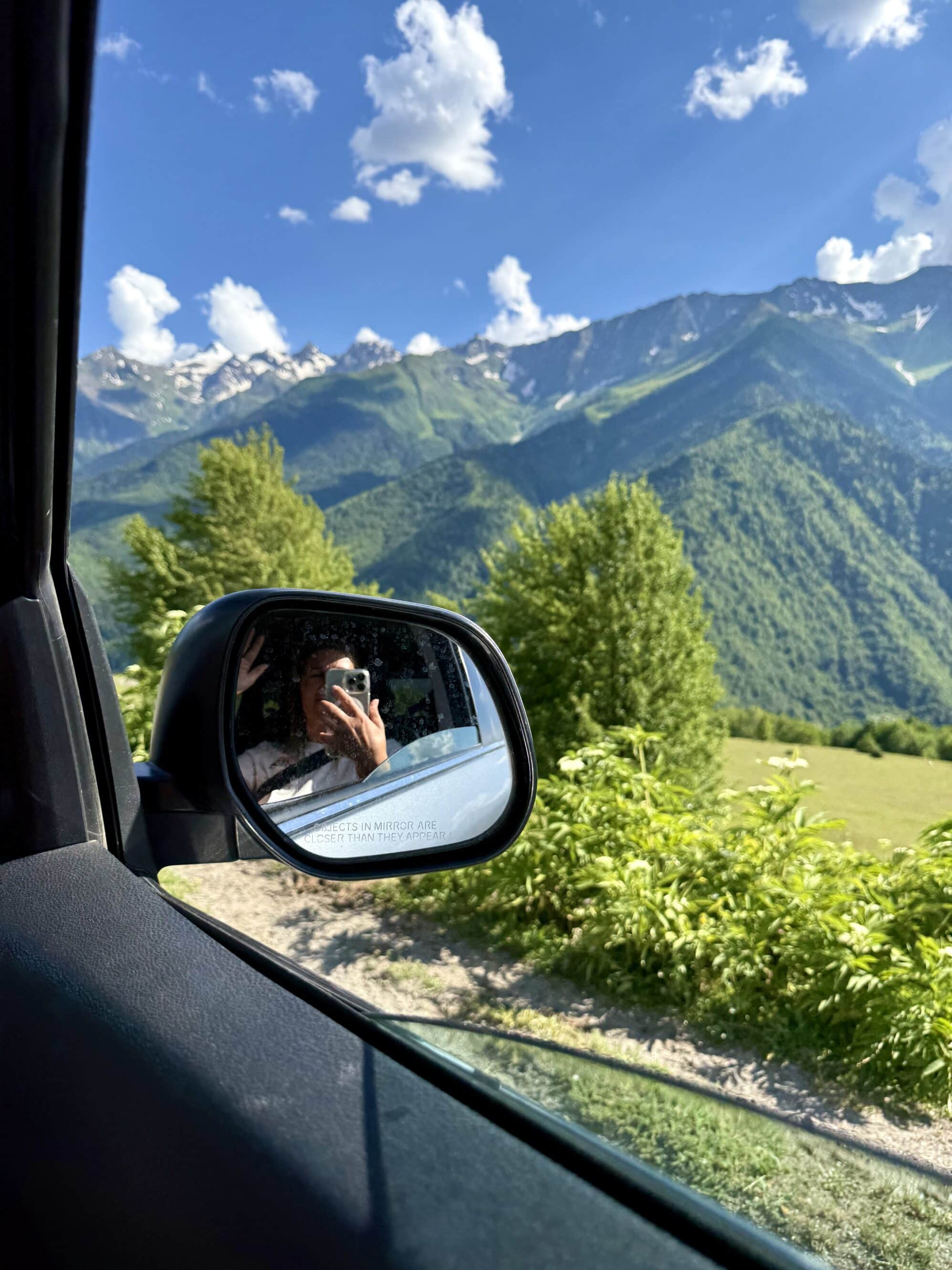 Droga coraz węższa, zakręty coraz ostrzejsze, a każdy kilometr to zapowiedź czegoś wyjątkowego. Kiedy za szybą pojawia się pierwszy błysk Kaukazu, wiesz, że będzie magia.