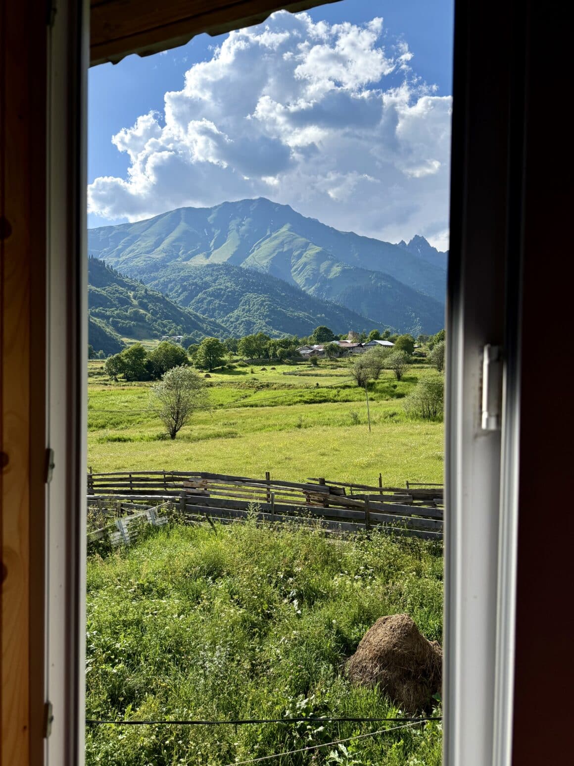 Mazeri budzi się powoli — najpierw słychać dzwonki krów, potem świnie zaczynają poranną naradę, a w końcu zza chmur wychodzi słońce.
Siedzisz z kubkiem kawy, patrzysz na te góry i myślisz, że właśnie tak powinna wyglądać definicja spokoju 💚