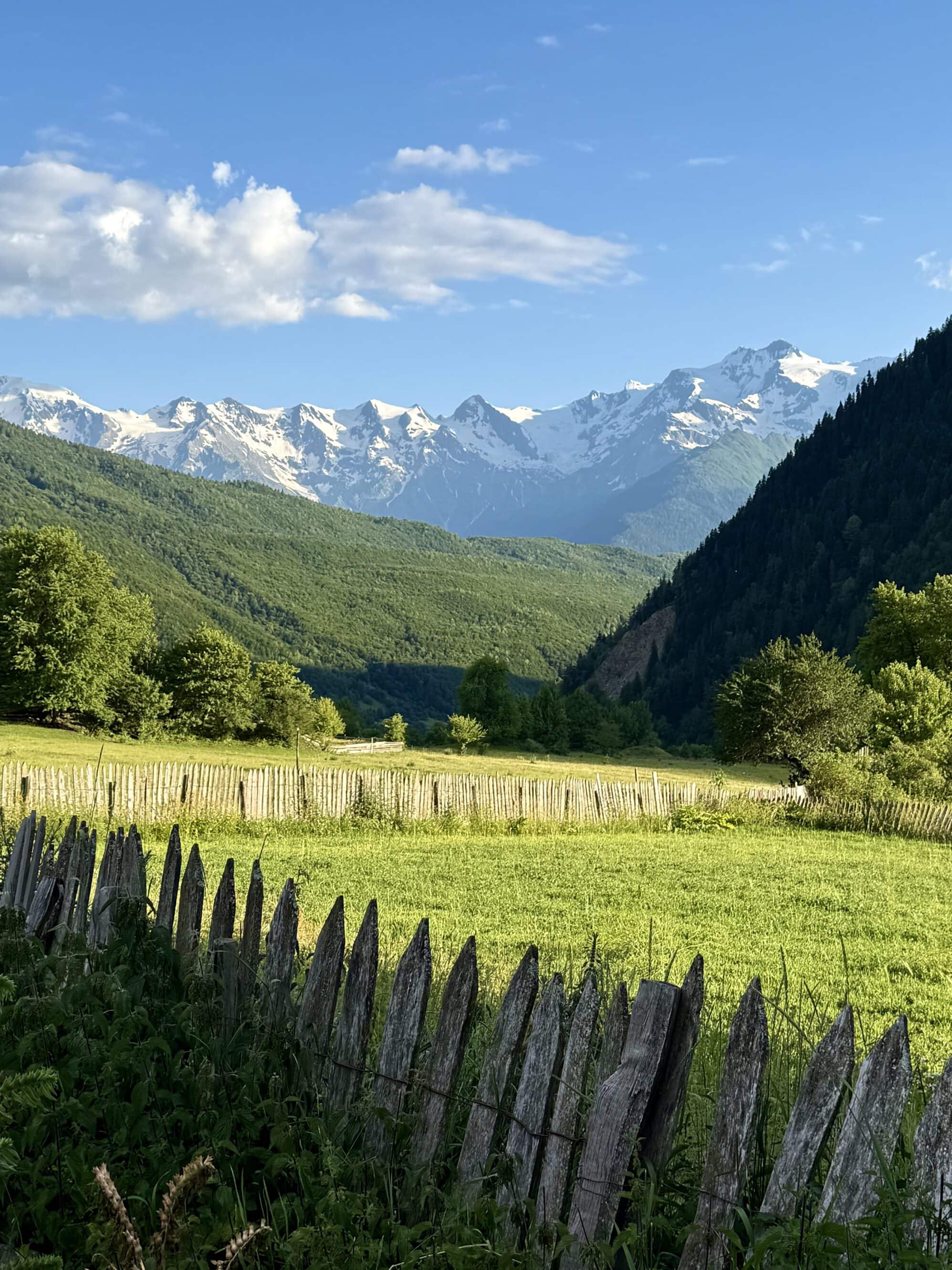 Mazeri przywitało nas ciszą i spokojem. Zero pośpiechu, zero zasięgu, tylko przestrzeń, góry i to uczucie, że jesteś dokładnie tam, gdzie powinieneś.