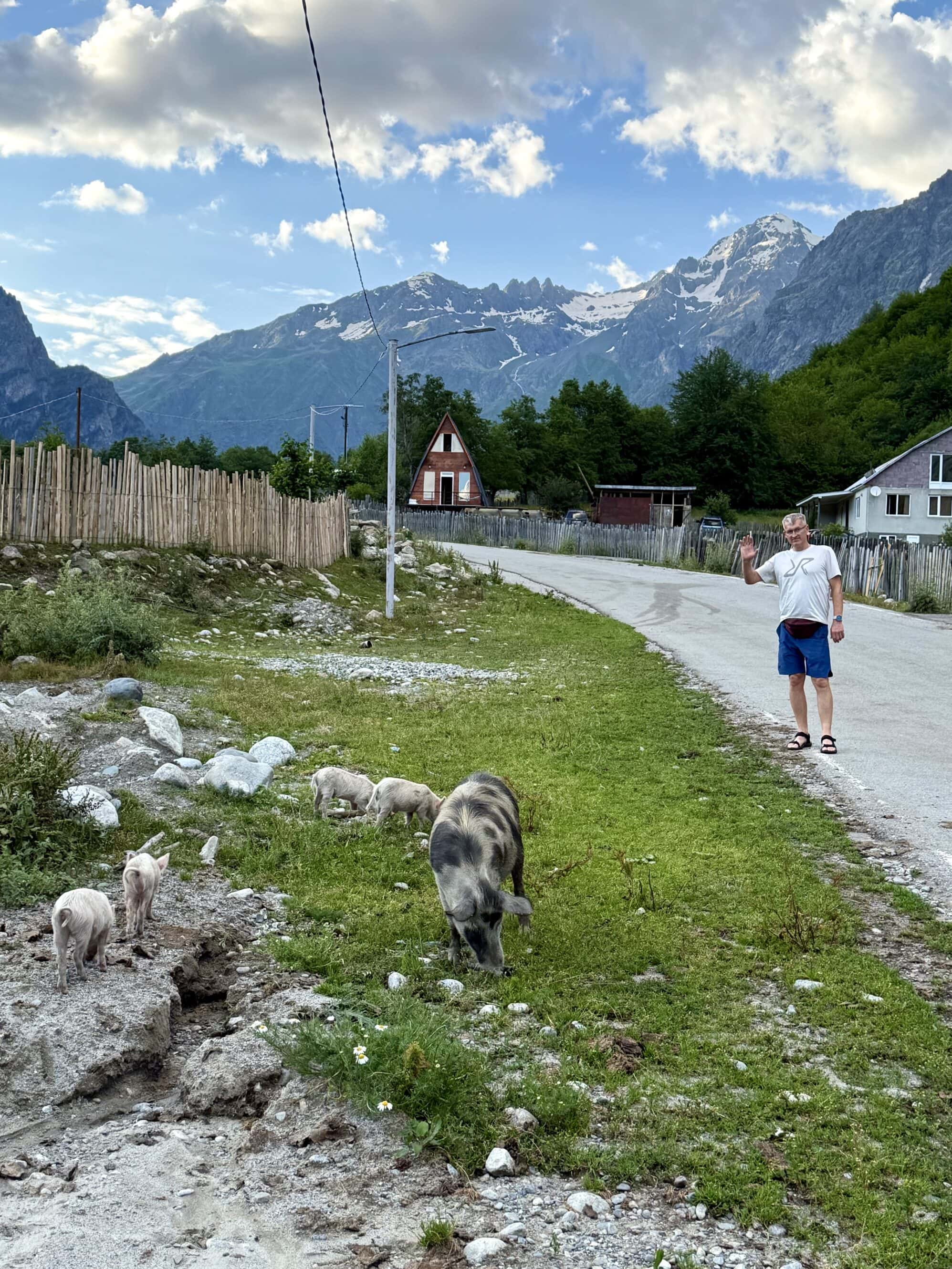 Pierwszy wieczór w Mazeri i pierwsze spotkania z mieszkańcami.
Świnie, krówki i my — wszyscy pod tym samym niebem Kaukazu.