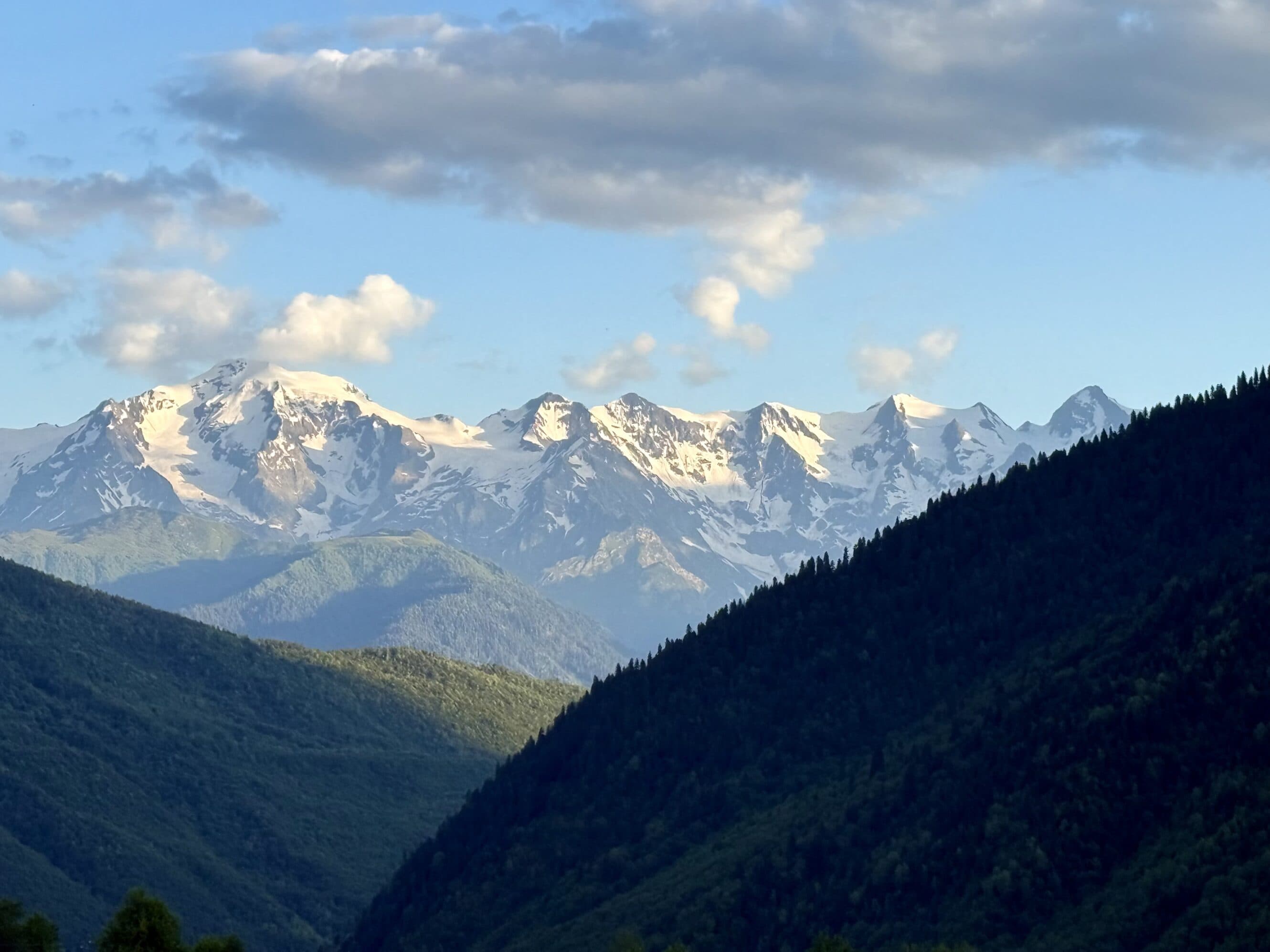 Chmury tańczą nad szczytami, a słońce przebija się przez nie jak reflektor. Tu nawet cisza brzmi inaczej — jakby góry oddychały razem z tobą.