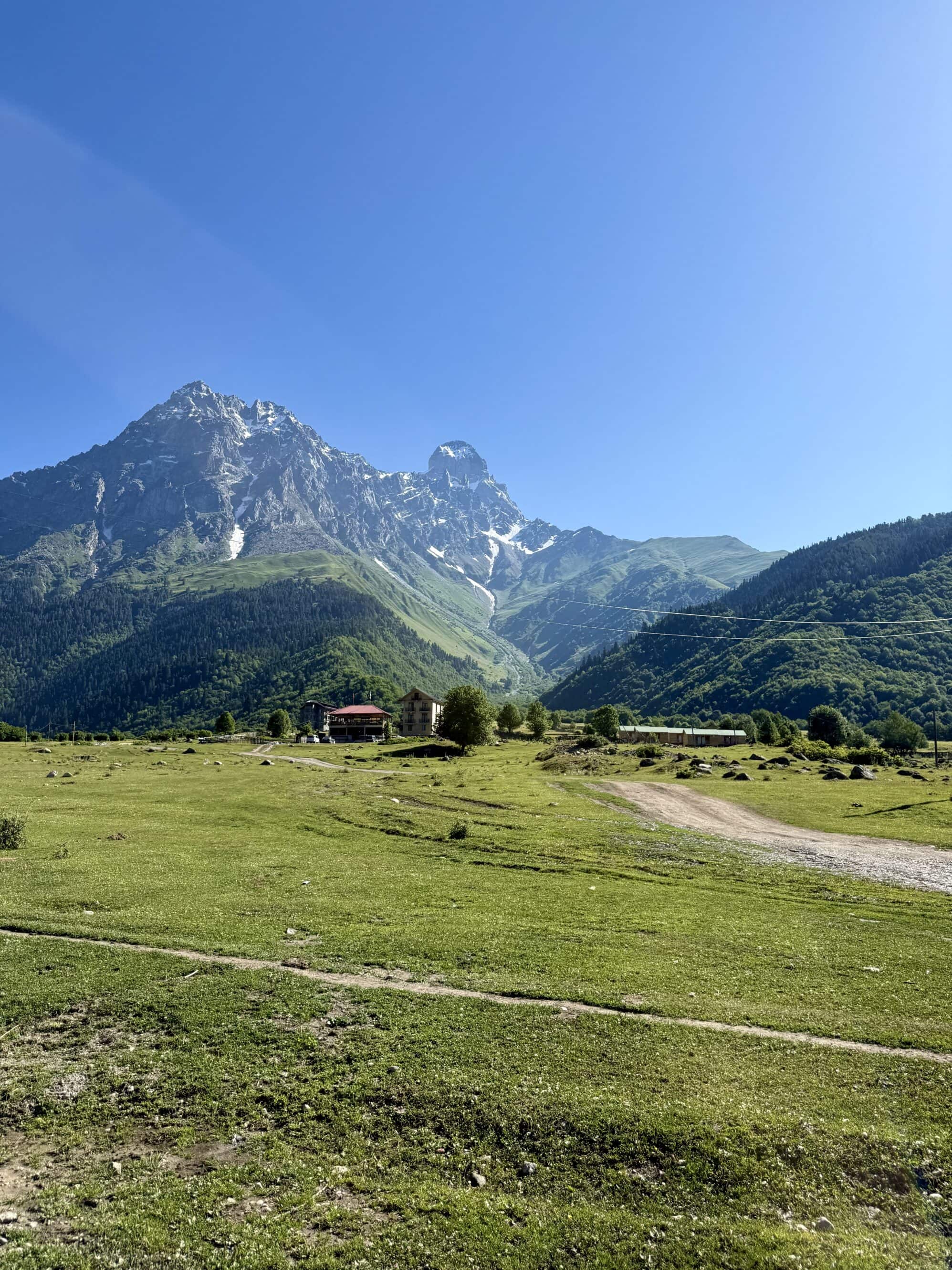 To początek szlaku – spokojnie, zielono i sielsko. Kaukaz dopiero pokazuje, na co go stać.