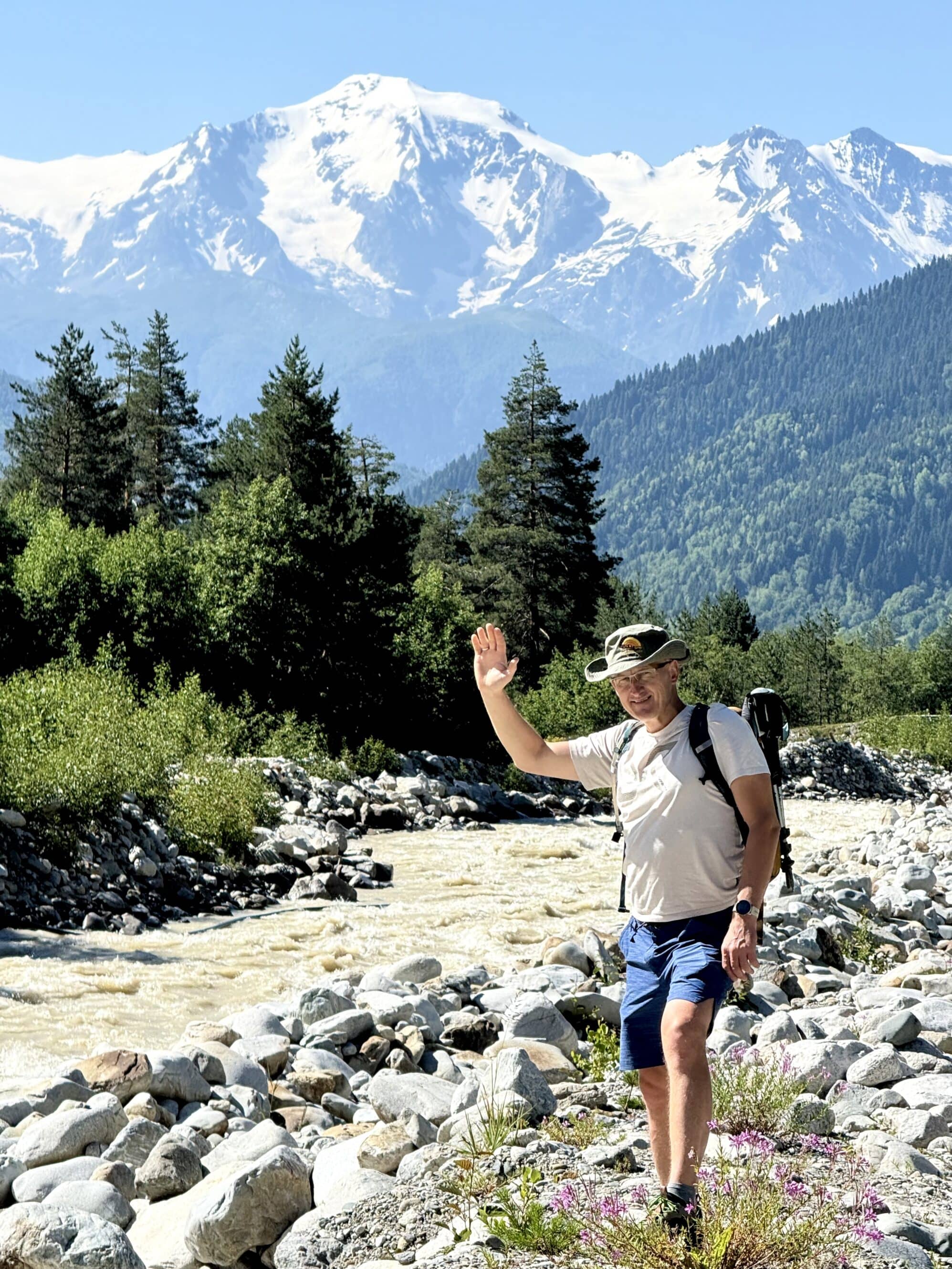 Dolra płynie prosto spod lodowca Ushba, a jej turkusowy kolor wygląda jak Photoshop – tylko że bez Photoshopa.