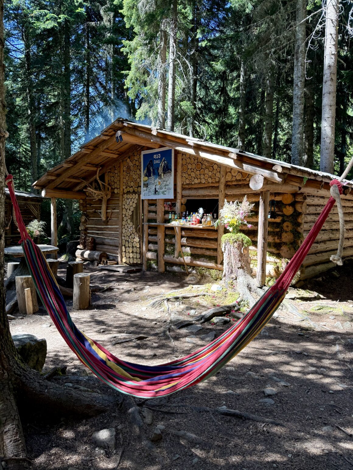 Drewniany szałas, hamak w cieniu i zapach chaczapuri – to nagroda, o której marzy każdy po górskim szlaku.
