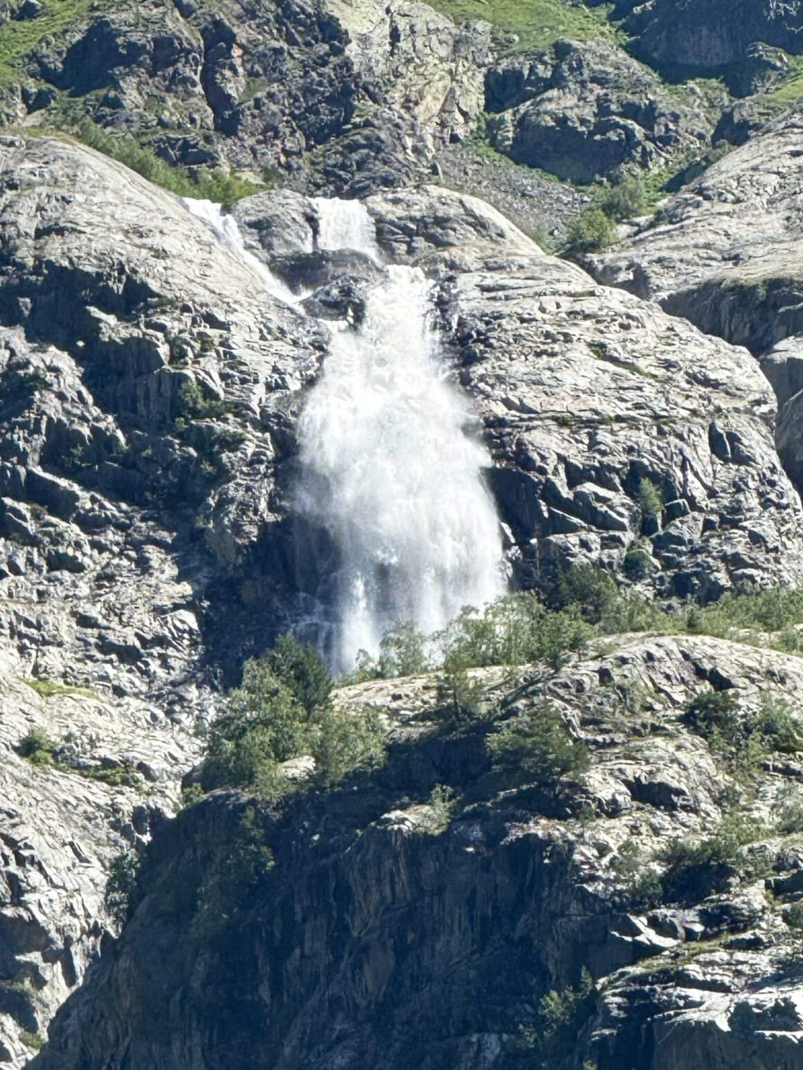 Wodospad Shdugra spada z wysokości ponad 100 metrów – to najwyższy w Gruzji! Widać go już z kilku kilometrów, ale dopiero z bliska widać jego prawdziwą moc i mgłę, która chłodzi wszystko wokół.