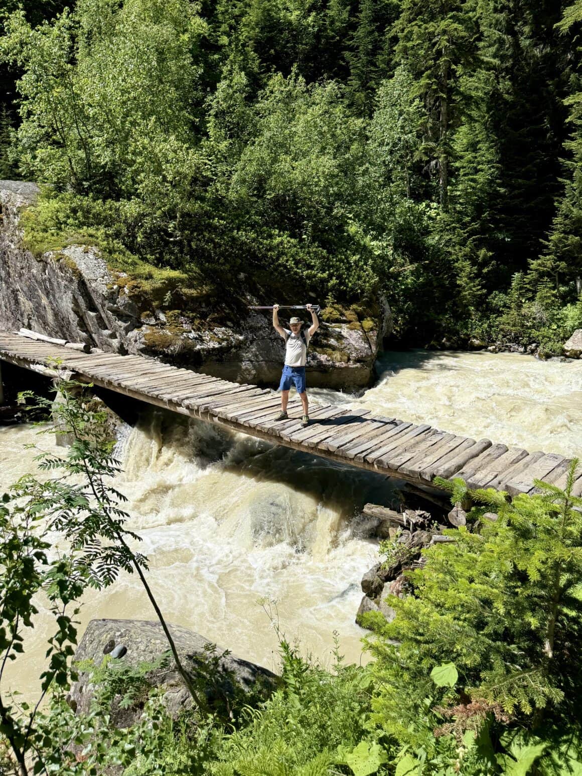 Drewniany mostek nad Dolrą to mały test odwagi – skrzypi, buja się, a pod spodem huczy rzeka. Ale jak się już przejdzie, to duma rośnie proporcjonalnie do hałasu wody pod spodem.