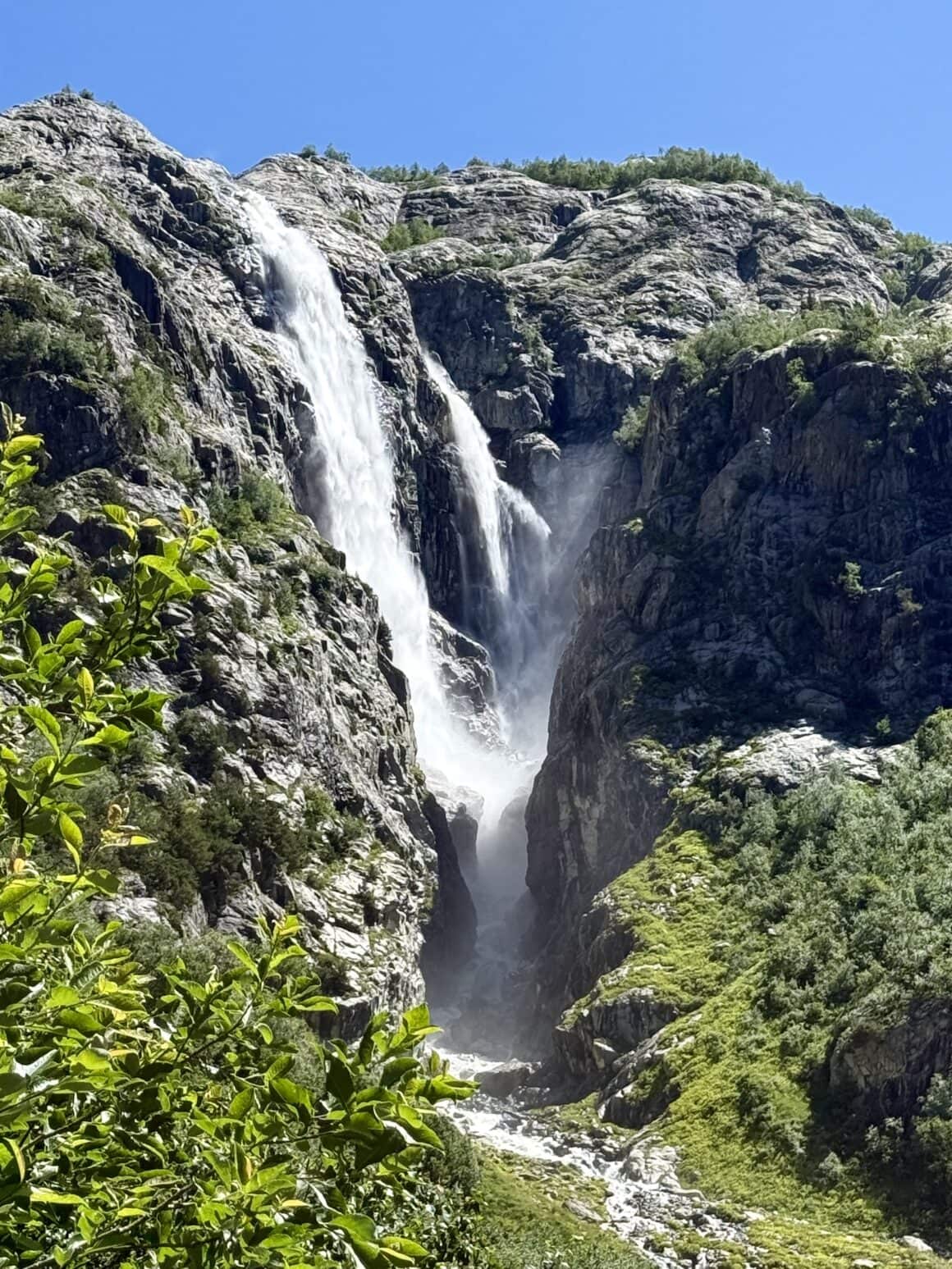 Woda leci z takim impetem, że rozmowa jest niemożliwa – tylko gesty i śmiech. Każda kropla na twarzy to mały reset po gruzińskim upale.