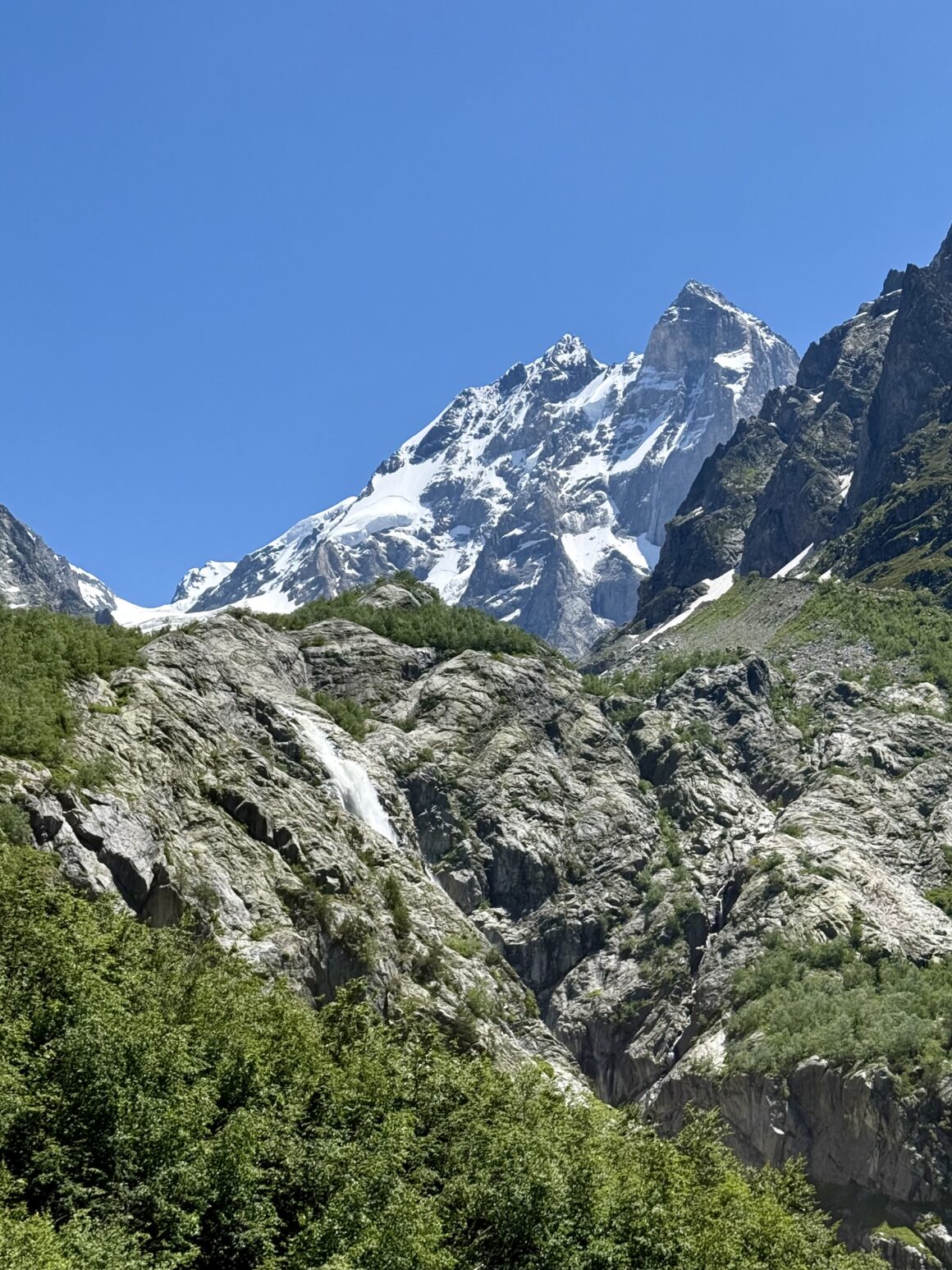 Ushba z tej perspektywy wygląda jak z innej planety. Widać już lodowiec, słychać pękający lód i czujesz tę surowość, która robi ciarki.