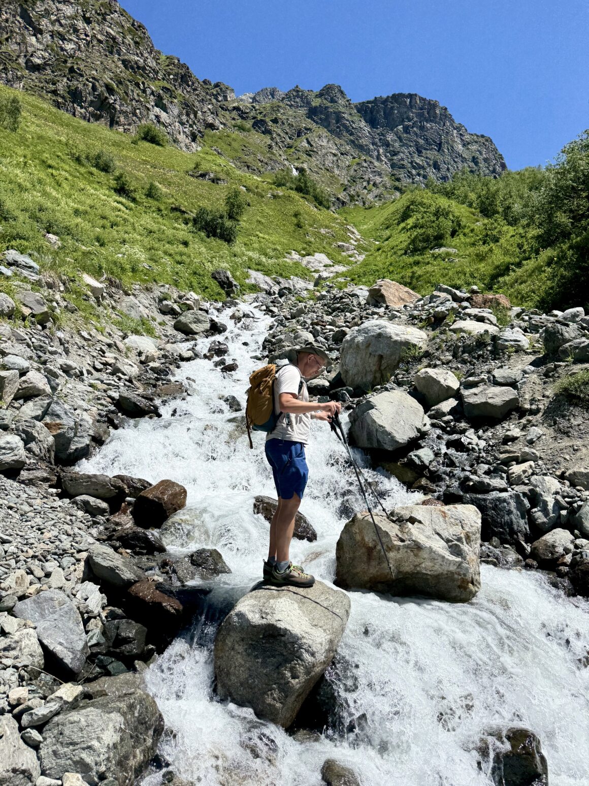 Dopływ Dolry postanowił sprawdzić nasze zdolności strategiczne. Mostu brak, nurt silny, więc zaczęło się kombinowanie, który kamień bardziej przyjazny. Finalnie – wszyscy suchutcy!