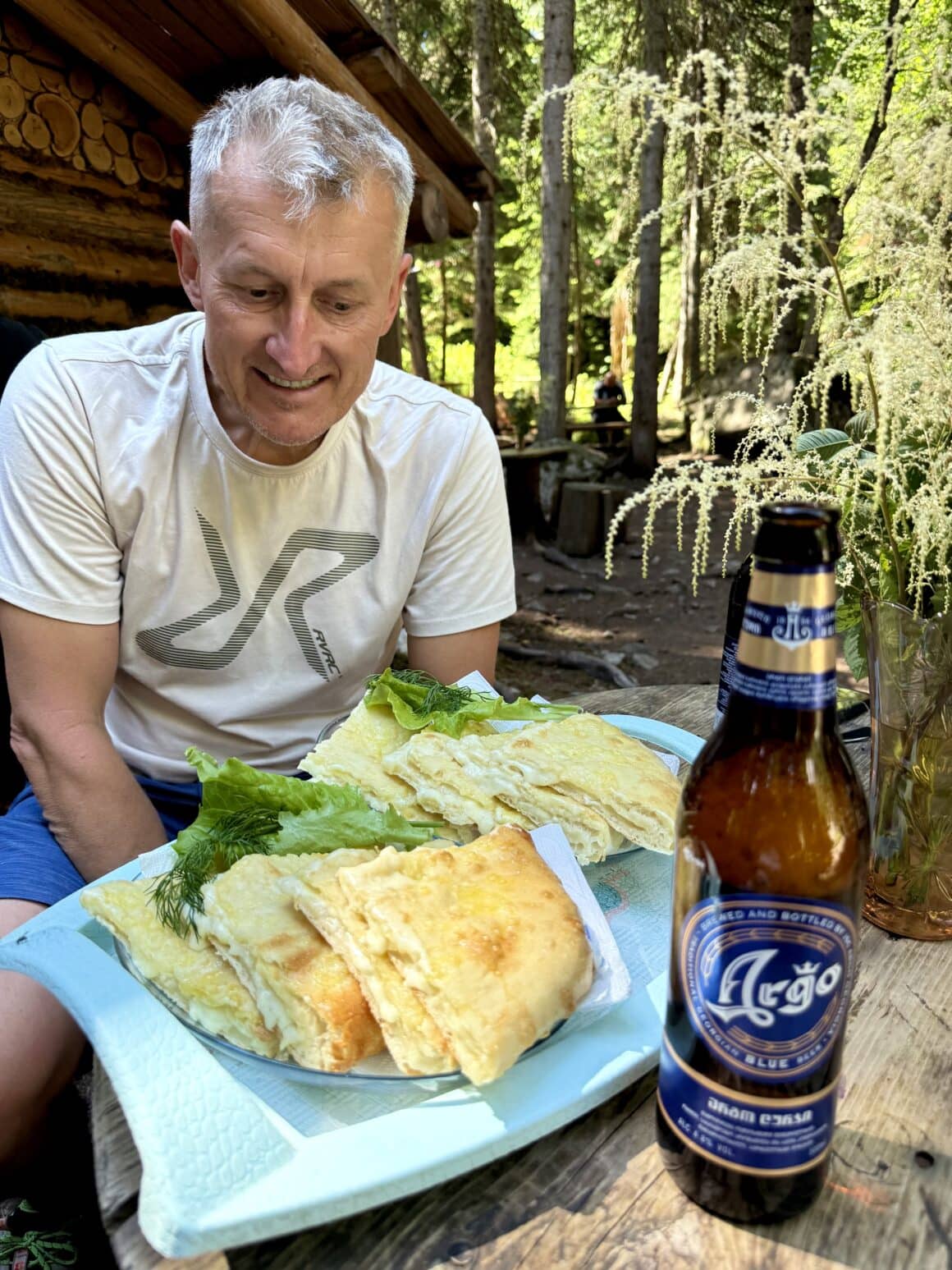 Gruzińska uczta po górsku – prosto, pysznie i z humorem. Bo w końcu ktoś musi przetestować, czy czacza naprawdę „czyści zmęczenie od środka”.