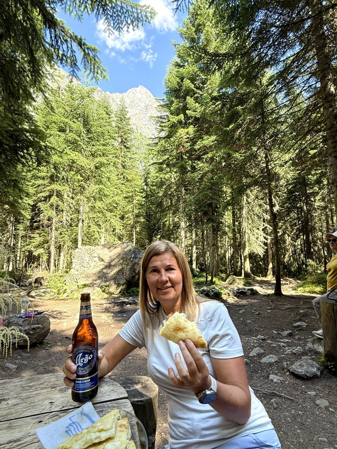 Gruzińska klasyka: zimne piwo, gorące chaczapuri i ten błogi moment, gdy już nic nie trzeba mówić.