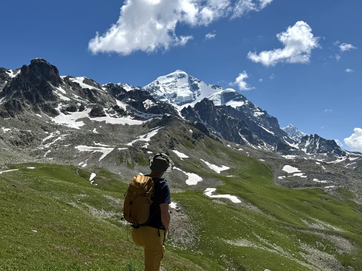 Marcin mówi: „tylko kawałek w górę”. Klasyk 😏 Mazeri to nasz mały koniec świata. Szlak, który prowadził donikąd i wszędzie jednocześnie. Czasem trzeba tylko iść — a potem nagle stajesz pod szczytem, który wygląda jak sen. I wiesz, że dobrze trafiłaś.