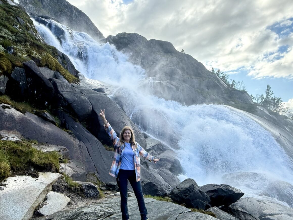 Z kategorii „wodospad, który krzyczy głośniej niż ja” 💦 Norweskie fiordy mają to do siebie, że człowiek czuje się jak kropka w świecie gigantów. Tu każda kropla, każda skała, każda chmura wygląda jak malowana. I serio — woda była lodowata, ale serce ciepłe.