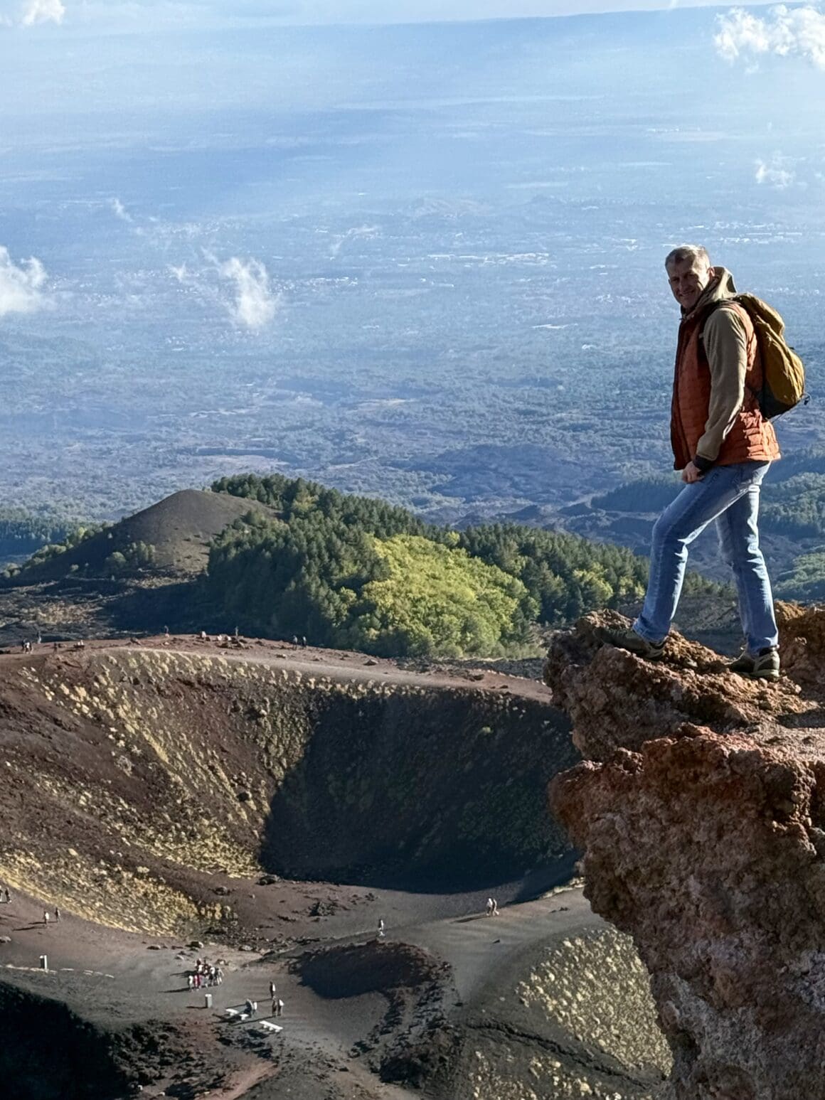 Etna ma ponad 3300 m n.p.m. i jest jednym z najbardziej aktywnych wulkanów świata – odnotowano już ponad 200 erupcji!