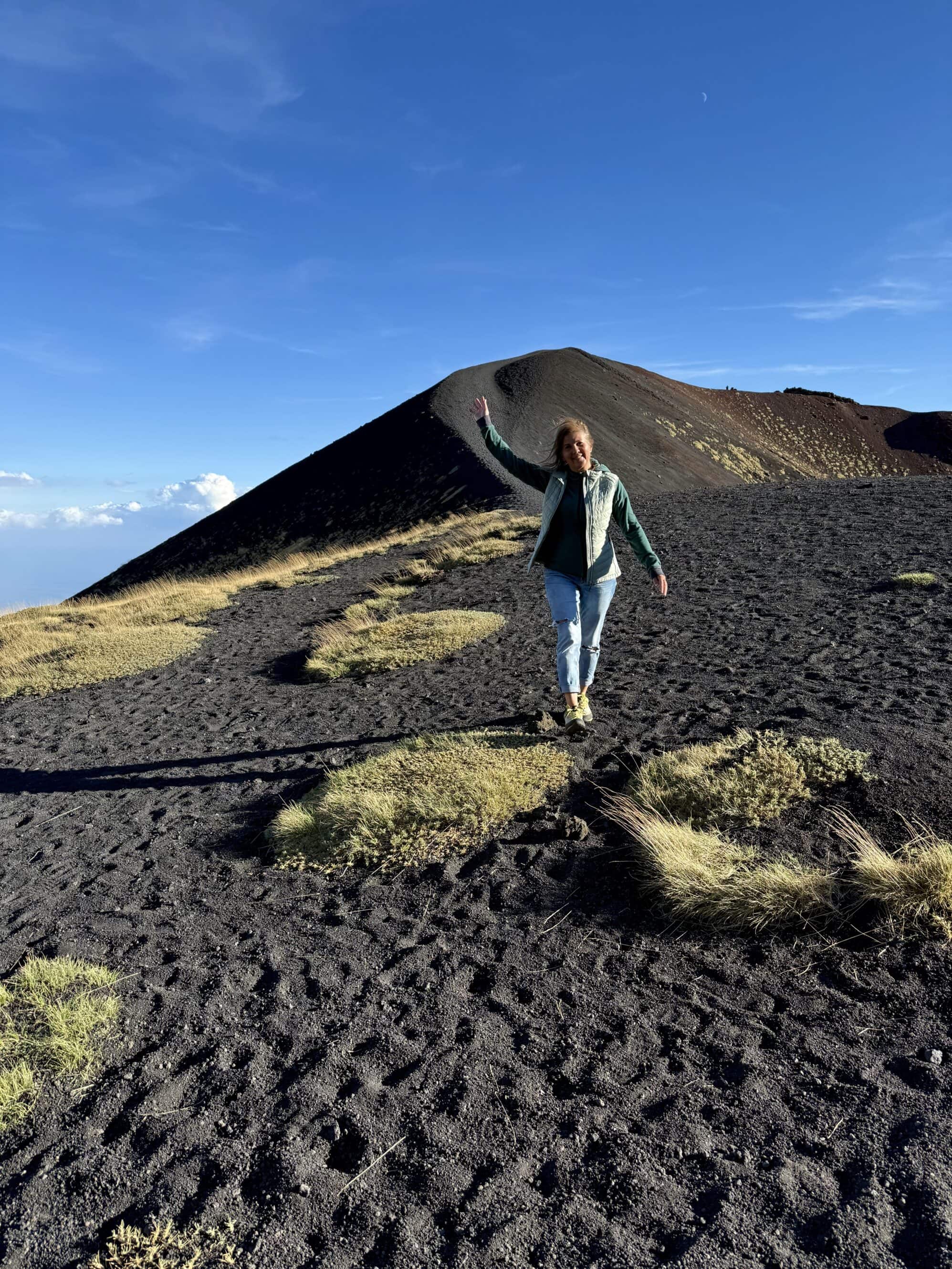 Szlaki na Etnie to nie wydeptane drogi – to sypki żwir, który zmienia się przy każdym podmuchu wiatru. Czasem masz wrażenie, że schodzisz po ruchomym chodniku.