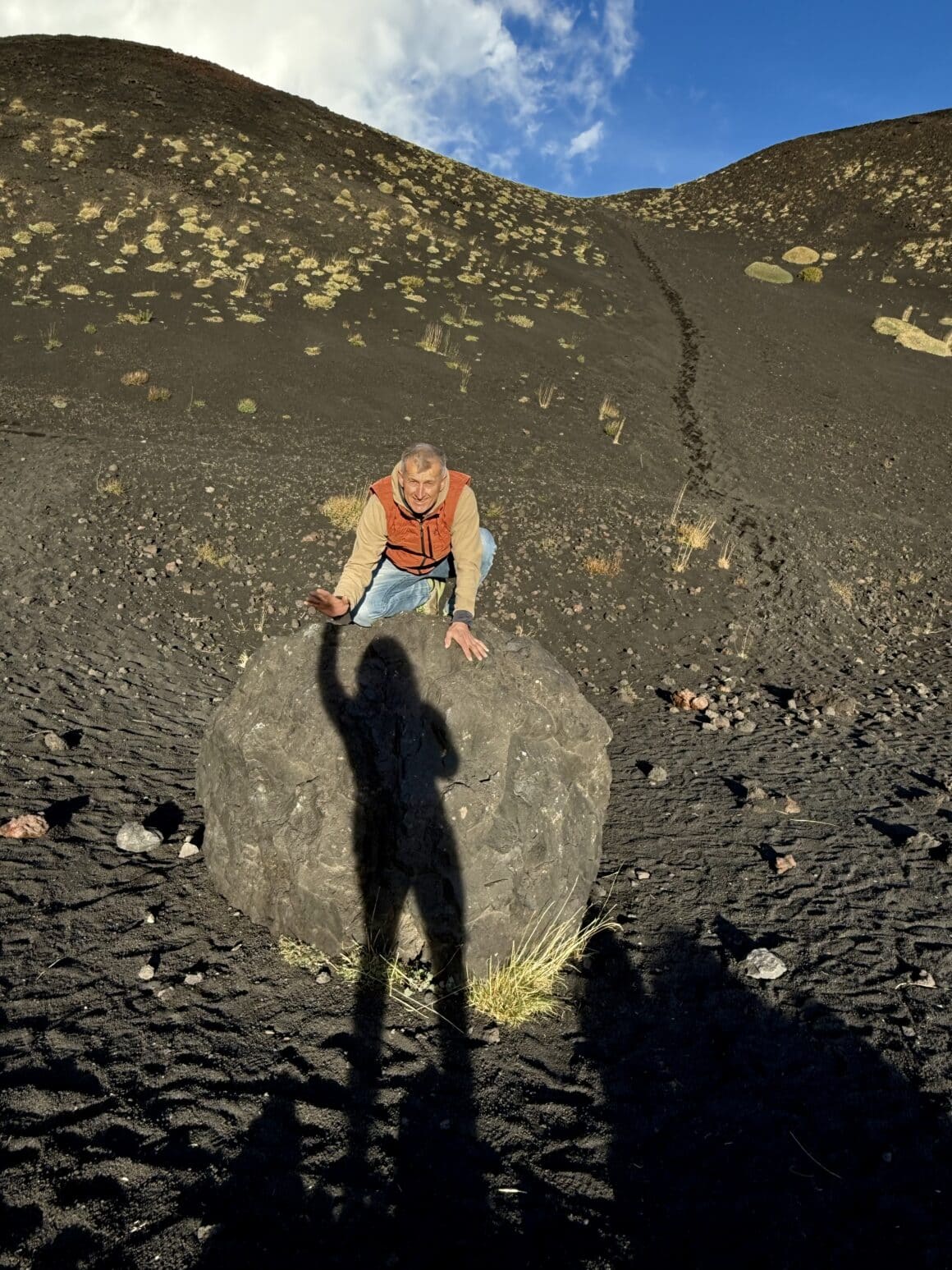 Słońce odbija się od czarnej lawy tak mocno, że wszystko błyszczy jak w piekarniku. Ale to właśnie ten kontrast – złote światło i czarna ziemia – sprawia, że Etna wygląda jak planeta z innego świata.