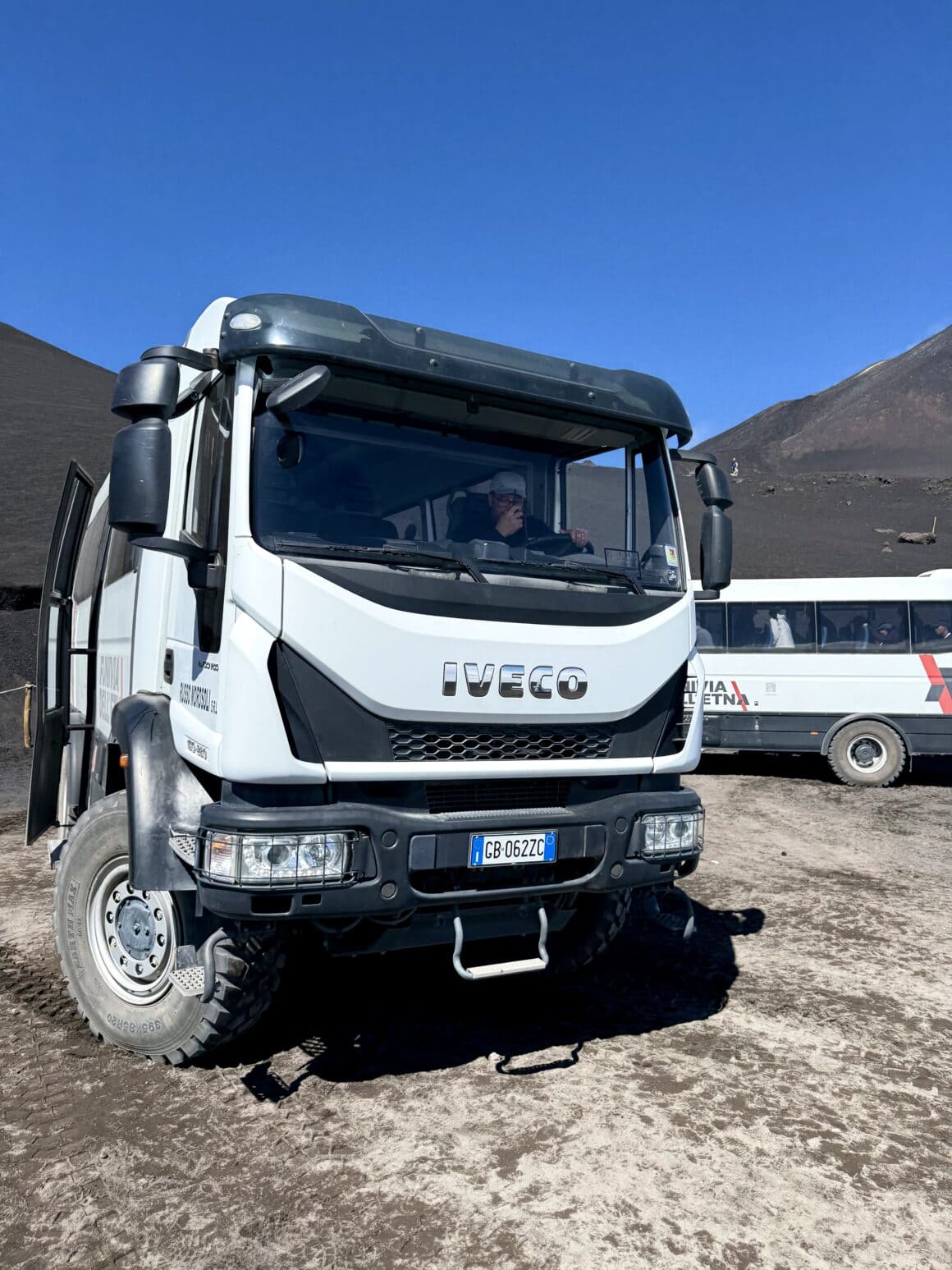 Te terenowe busy wjeżdżają po drodze, która istnieje tylko do czasu następnej erupcji. Potem lawa pisze nową trasę.