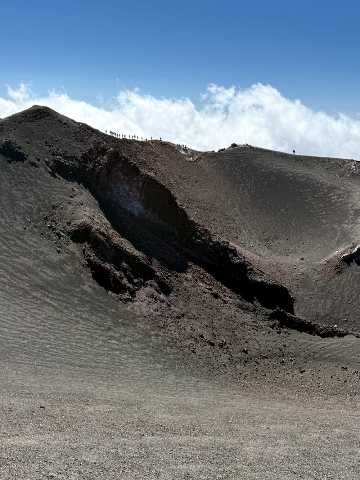 Spieczona lawa przybiera różne kolory – od czerni po ceglastą czerwień. Każdy odcień to inna erupcja i inna historia.