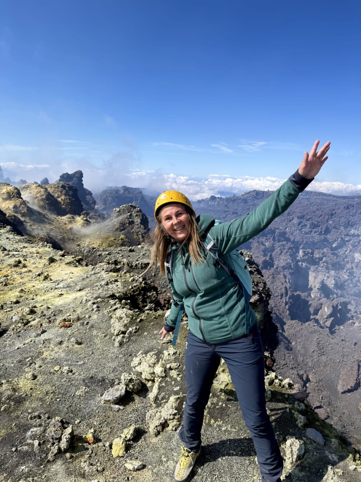 Na tej wysokości (ponad 2500 m) wiatr potrafi wiać z prędkością 60 km/h. I nie ma znaczenia, czy masz czapkę, kaptur czy kask – Etna i tak ułoży Ci włosy po swojemu.