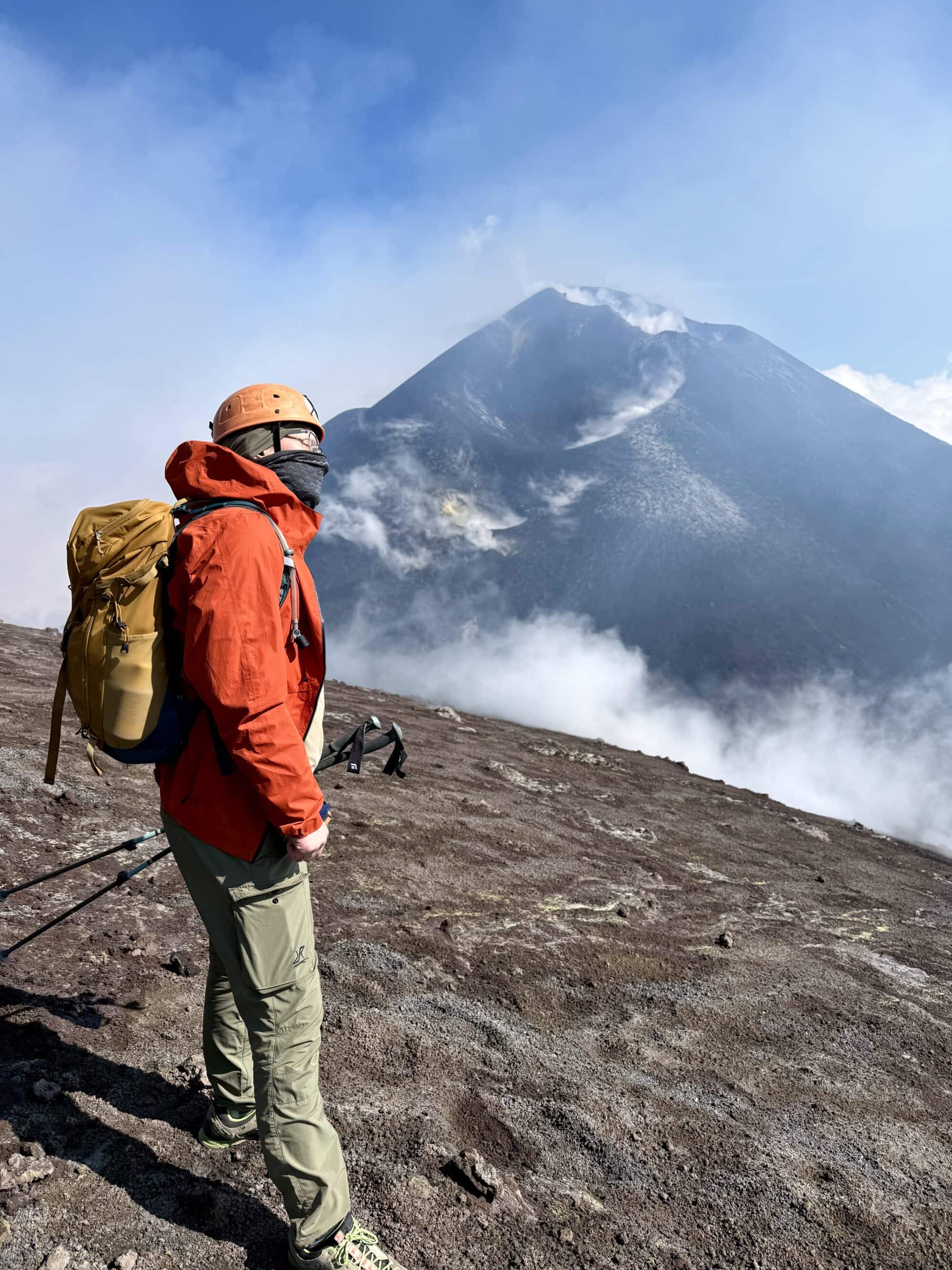 Powietrze jest ciężkie od gazów, wiatr zmienia kierunek co chwilę, a krajobraz wygląda jak powierzchnia Marsa. Ale widok wynagradza każdy kaszel.