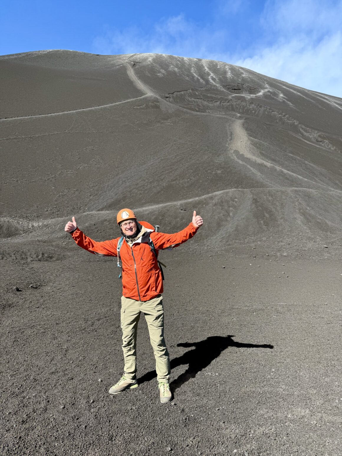 Wulkaniczne krajobrazy potrafią sprawić, że każdy czuje się jak zdobywca świata. Chociaż do szczytu jeszcze kawałek, tu już widać, że Etna to nie góra – to temperament.