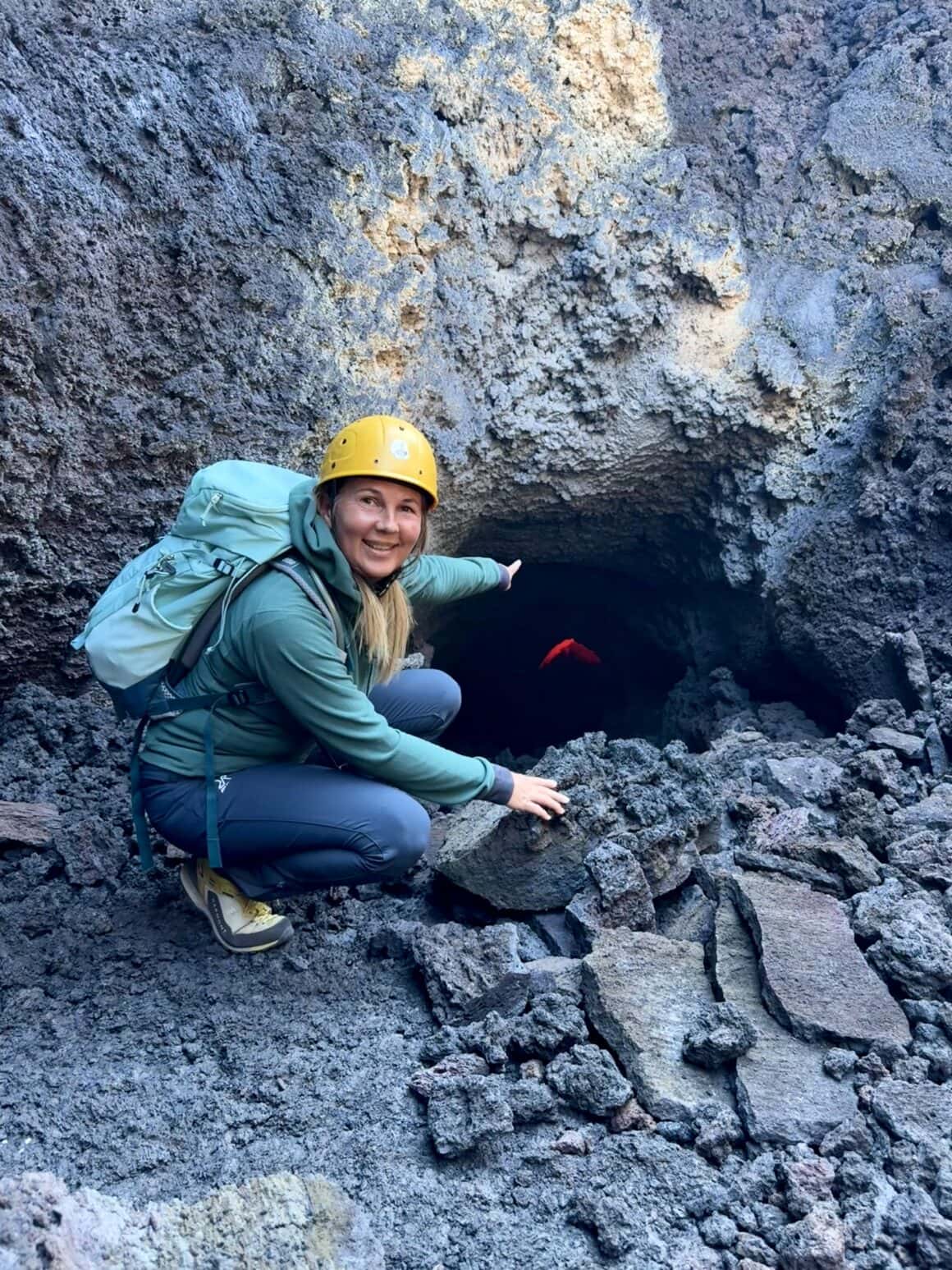 Przewodnik Enrico zaprowadził nas do miejsca, gdzie w szczelinie widać było świecącą lawę – dowód, że Etna nigdy nie śpi, tylko drzemie z otwartym okiem.