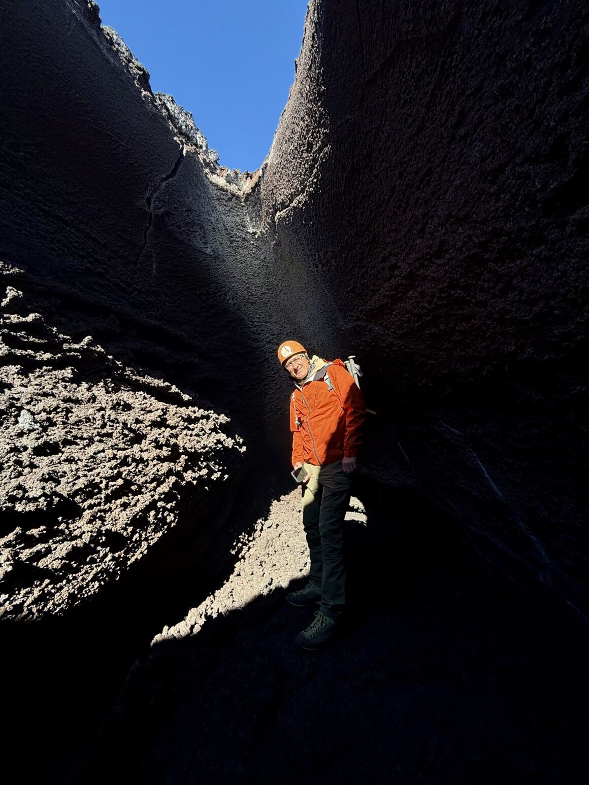 Wchodzimy w szczelinę powstałą po jednej z erupcji – tu czuć gorąco spod ziemi i zapach siarki tak intensywny, że nikt nie potrzebuje kawy.