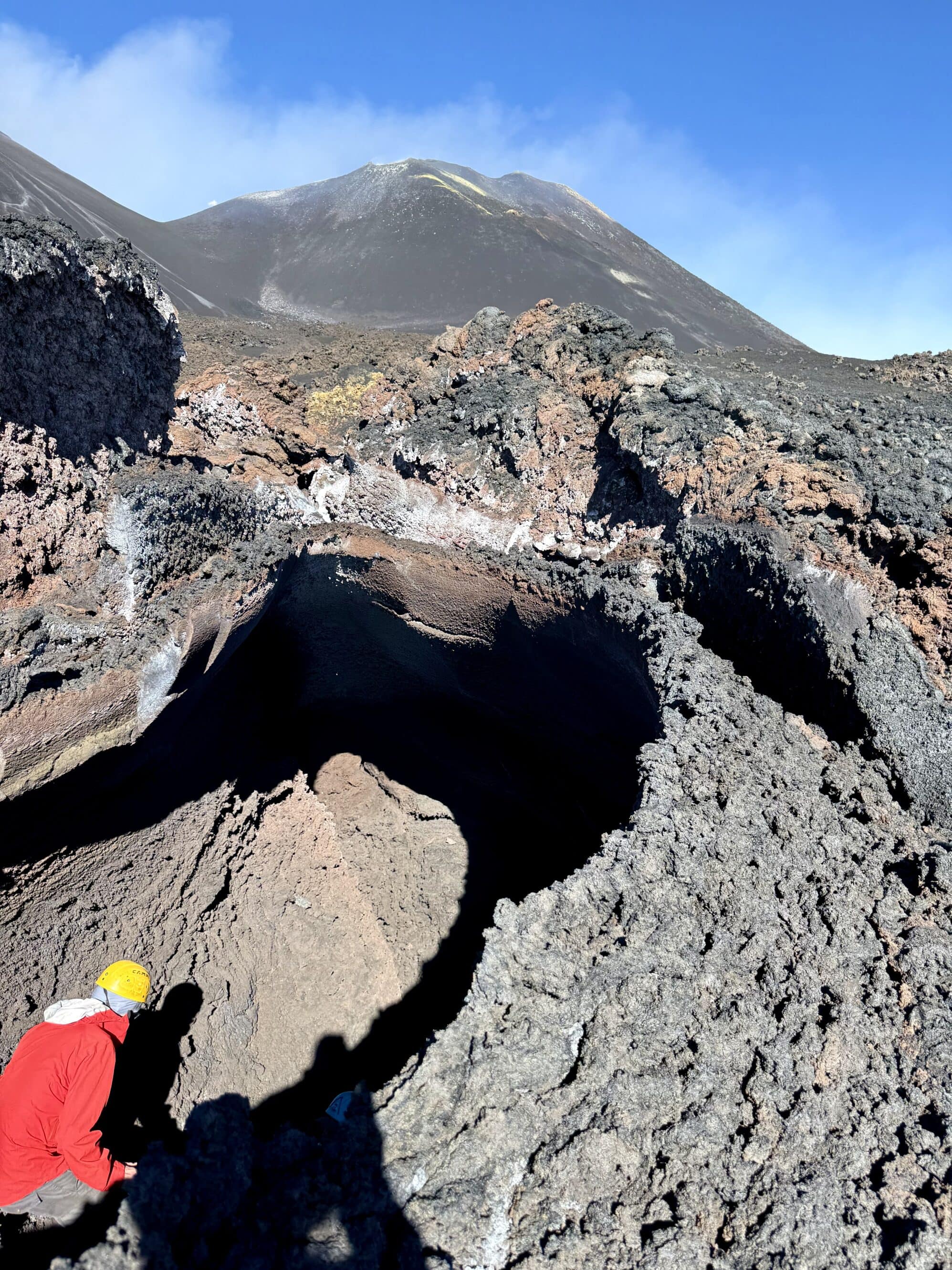 Z góry widać ogromne kratery i ślady lawy spływającej jak rzeki. To miejsce wygląda jak ranek po burzy – tylko że burza była z ognia.